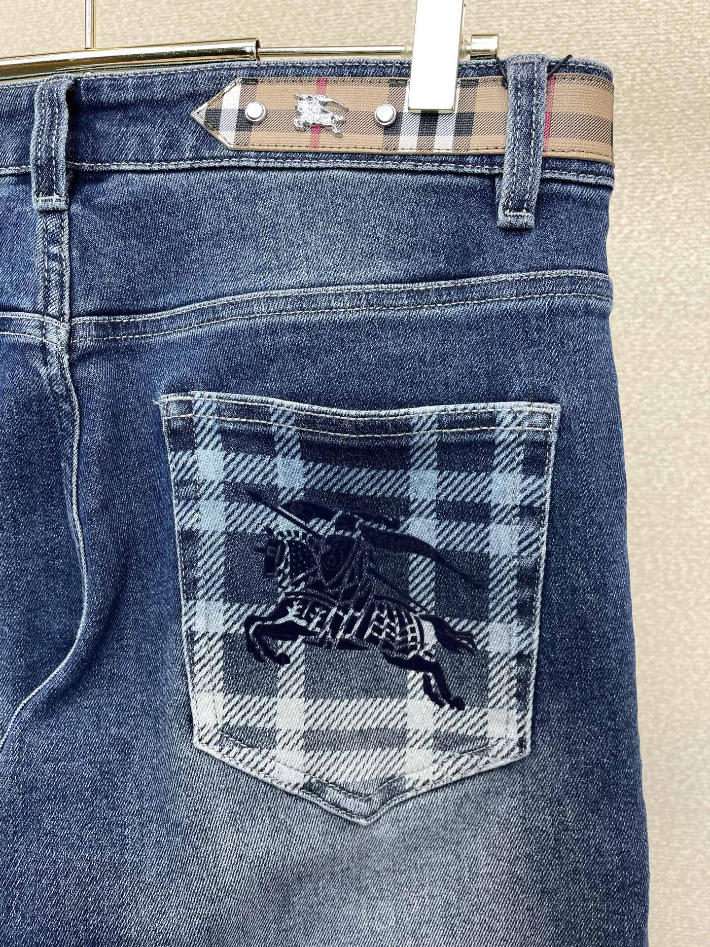 。Burberry巴宝莉💥砸锅卖铁都要上的新款新款休闲牛仔裤👖高端版本 专柜定制面料 透气舒适度高，细节