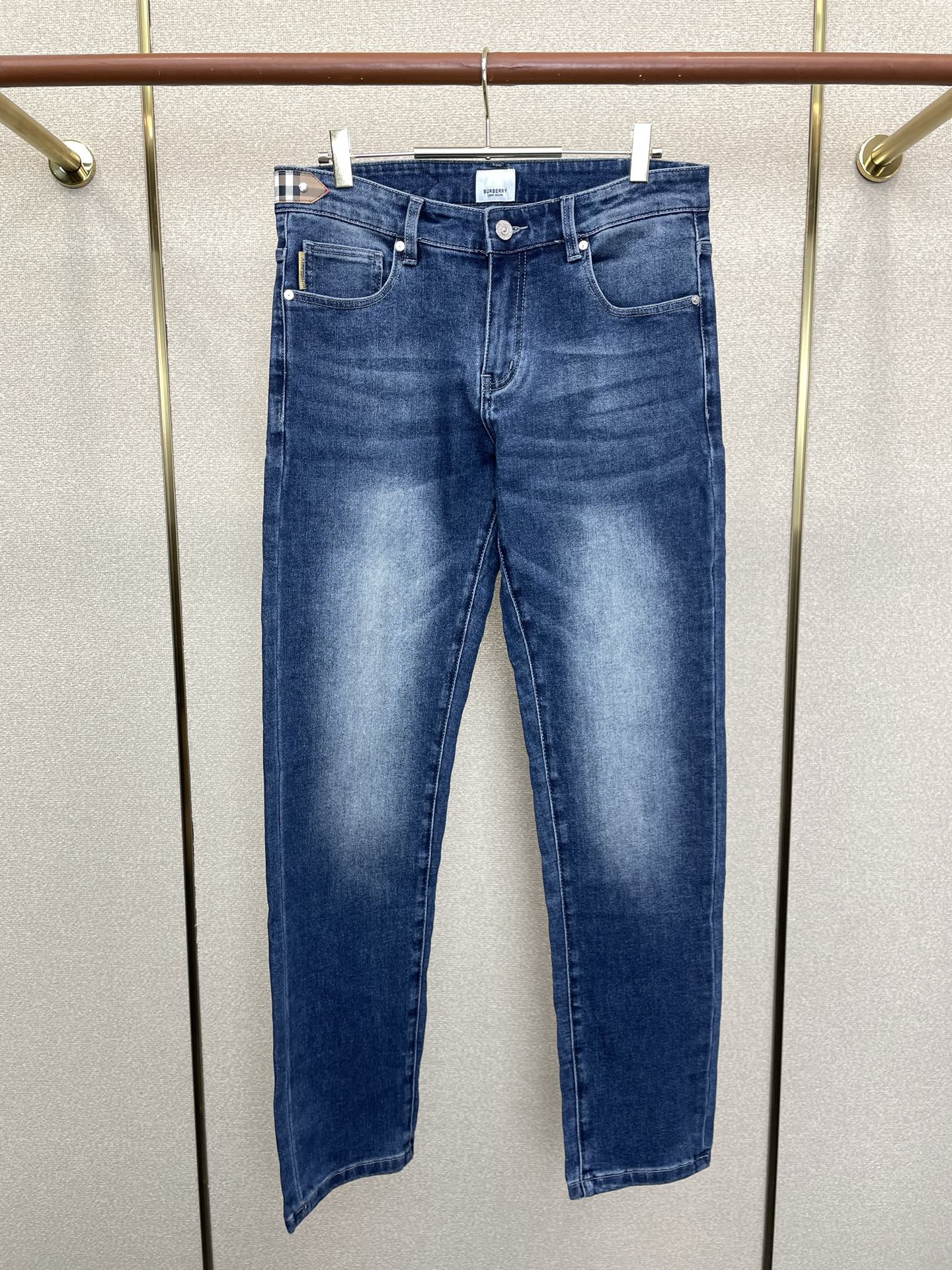 。Burberry巴宝莉💥砸锅卖铁都要上的新款新款休闲牛仔裤👖高端版本 专柜定制面料 透气舒适度高，细节