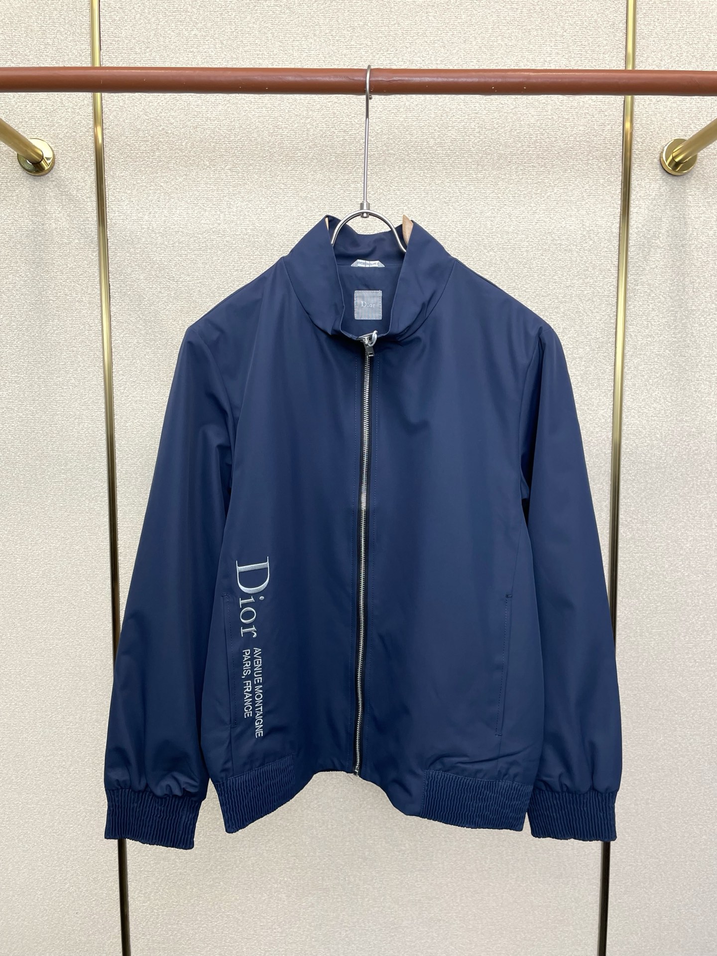 。Dior迪奥💥砸锅卖铁都要上的新款最新时尚立领夹克，经典设计感与颜值爆棚的外套，品质更是无法挑剔品控可