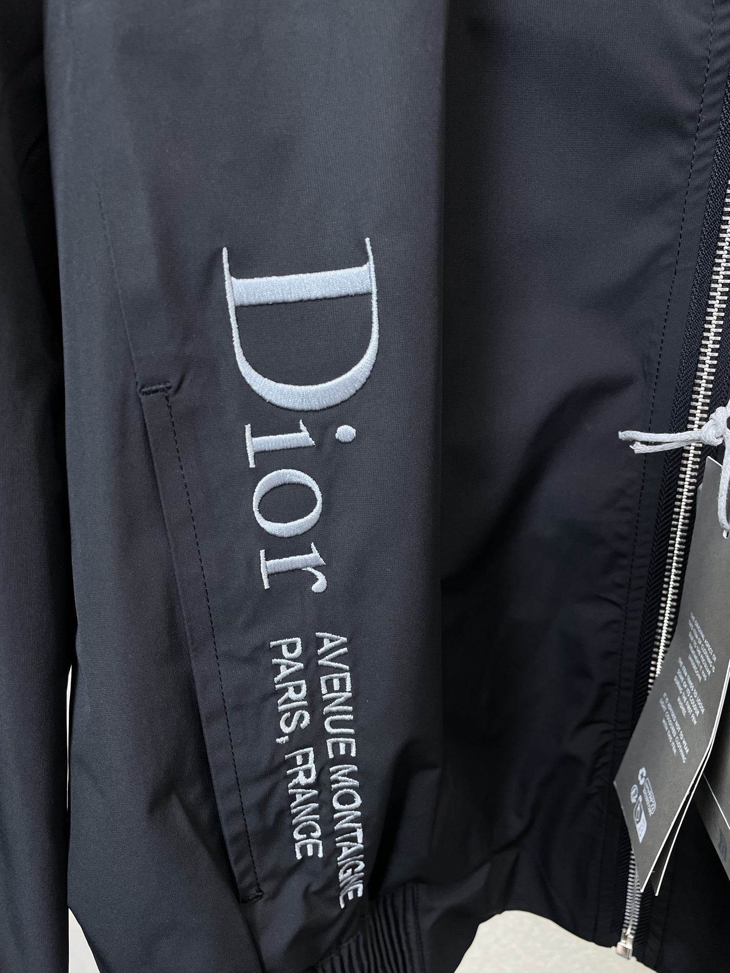 。Dior迪奥💥砸锅卖铁都要上的新款最新时尚立领夹克，经典设计感与颜值爆棚的外套，品质更是无法挑剔品控可