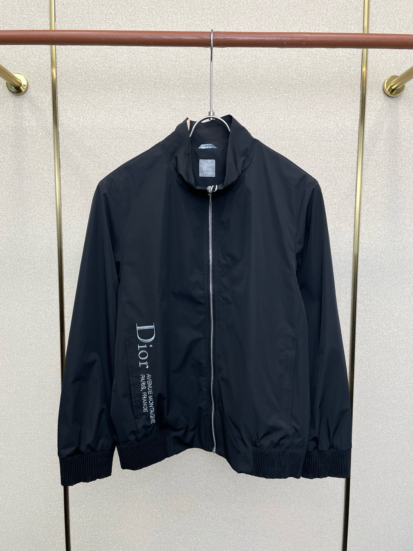 。Dior迪奥💥砸锅卖铁都要上的新款最新时尚立领夹克，经典设计感与颜值爆棚的外套，品质更是无法挑剔品控可