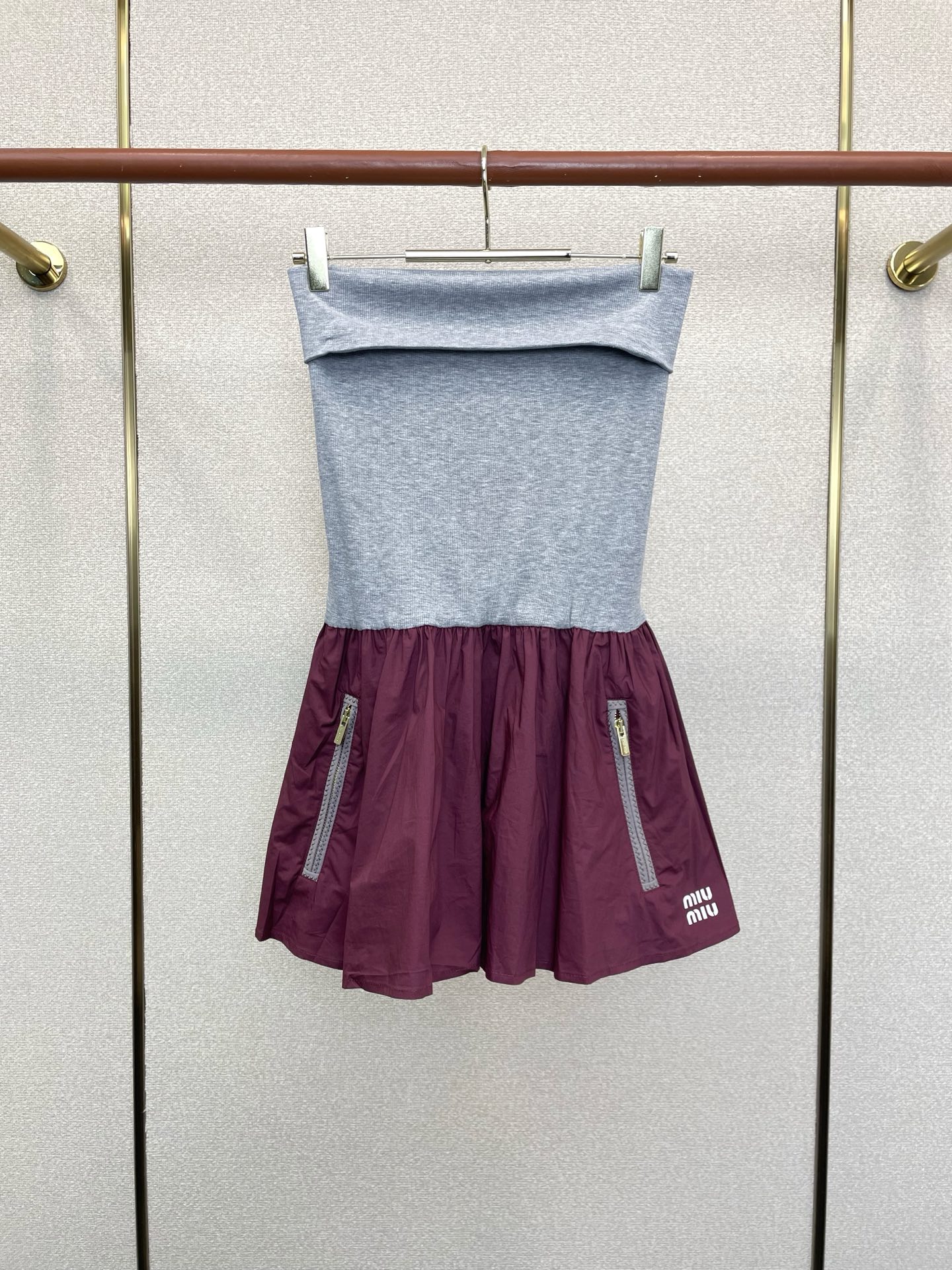NO:913811,.Miumiu is a high-end version of the new women's casual bandeau dress and short skirt.  Uniquely designed counter-customized fabrics with high breathability and comfort, impeccable details, brand element design concept, reflecting high quality. It feels delicate and soft!  Presenting a casual cut, the upper body shape is awesome!  Code number 38.40.42,,miumiu,skirts,19860909.Miumiu谬谬砸锅卖铁都要上的新款新款女装休闲抹胸连衣短裙高端版本！独特设计 专柜定制面料 透气舒适度高,细节无可挑剔,品牌元素设计理念,体现高品质.手感细腻柔软！呈现休闲裁剪 上身版型超赞！码数38.40.42,,miumiu,skirts,,Men's clothing