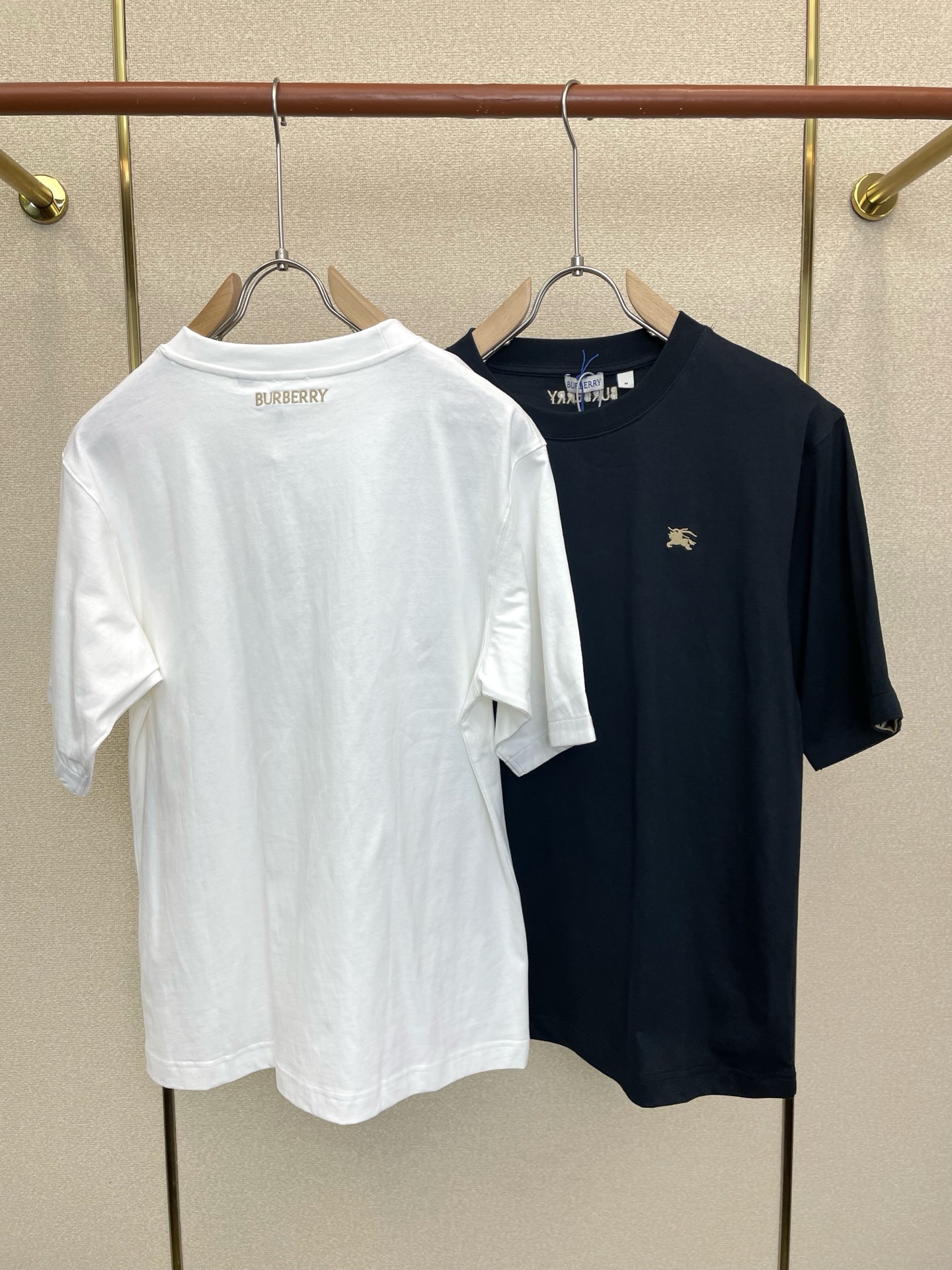 。Burberry巴宝莉💥砸锅卖铁都要上的新款新款原单男士休闲短袖 高端定制 高端版本 时尚百搭爆款⚠️
