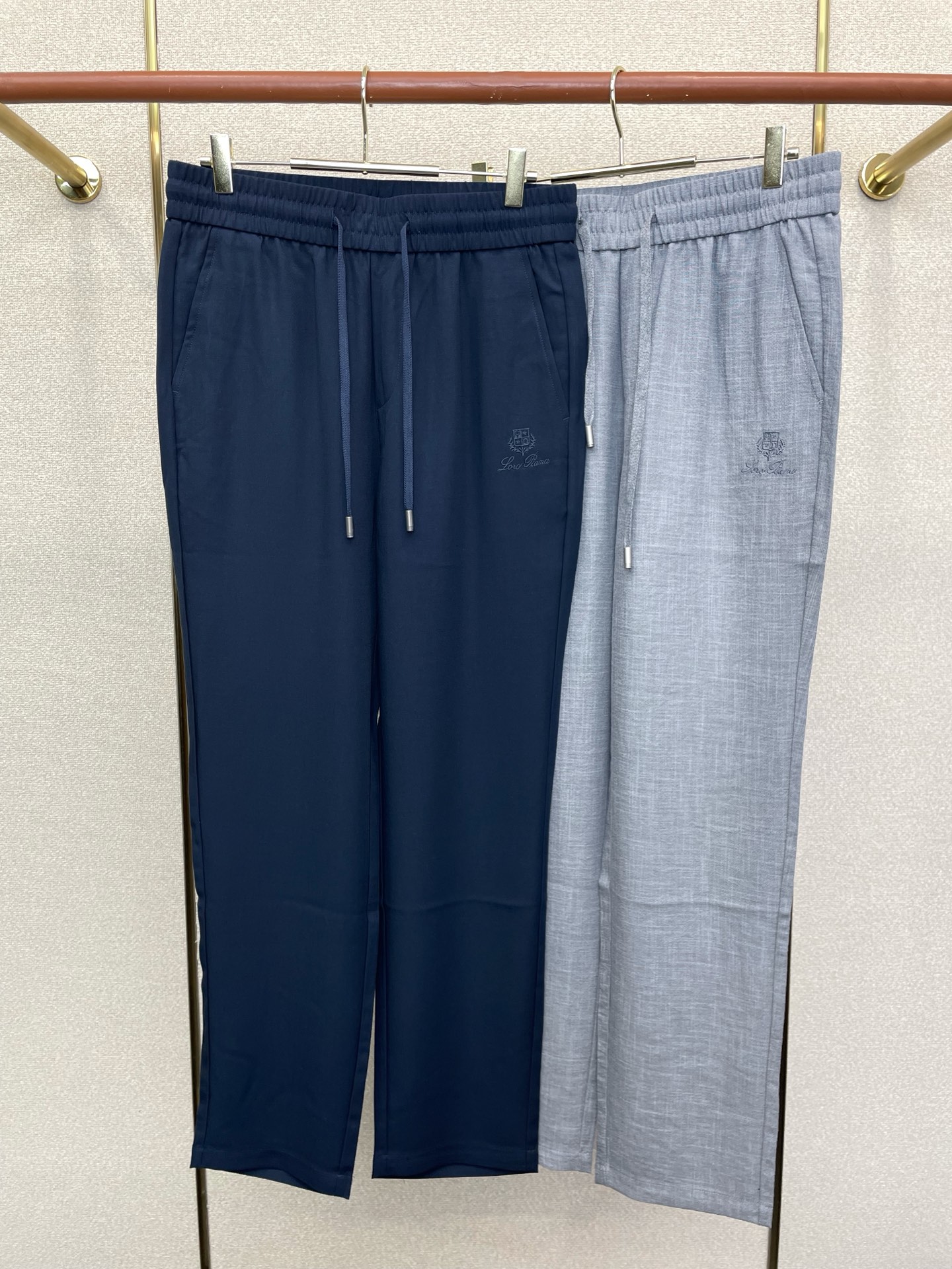 NO:915743,.LP-Loro Piana's new casual linen pants are a high-end version!  Custom-made fabrics at the counter are highly breathable and comfortable, with impeccable details and brand element design concepts, reflecting high quality. It feels delicate and soft!  It presents a casual cut and the upper body shape is awesome!  Code number: 29-38,,loro piana,loro piana,19860909.LP-Loro Piana诺悠翩雅砸锅卖铁都要上的新款新款休闲亚麻裤 高端版本！专柜定制面料 透气舒适度高,细节无可挑剔,品牌元素设计理念,体现高品质.手感细腻柔软！呈现休闲裁剪,上身版型超赞！码数: 29-38,,loro piana,loro piana,,Men's clothing