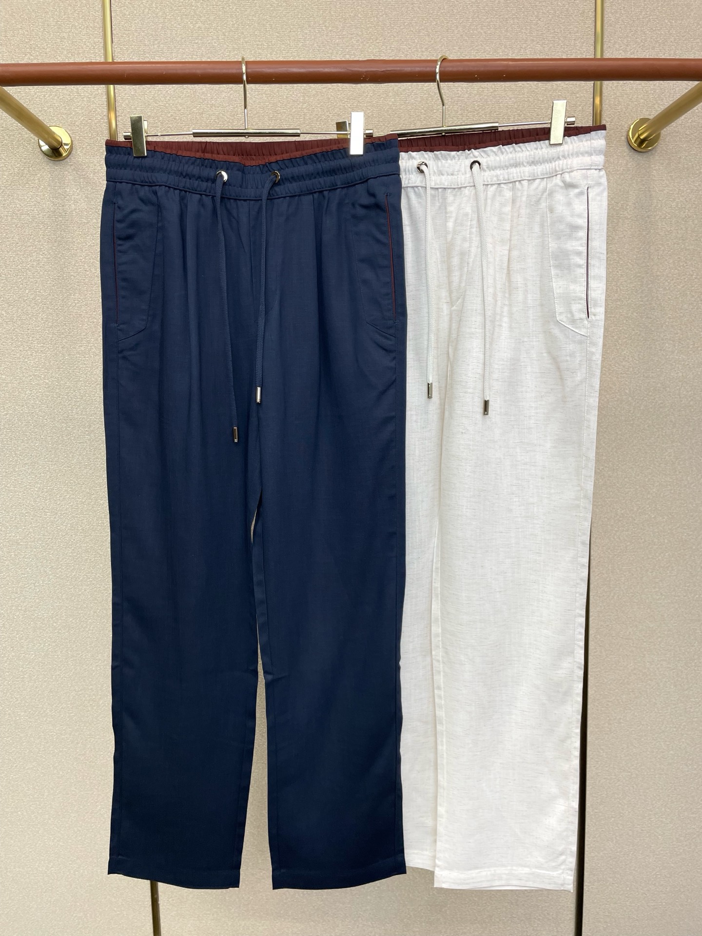 NO:915749,.LP-Loro Piana's new casual linen pants are a high-end version!  Custom-made fabrics at the counter are highly breathable and comfortable, with impeccable details and brand element design concepts, reflecting high quality. It feels delicate and soft!  It presents a casual cut and the upper body shape is awesome!  Code number: 29-38,,loro piana,loro piana,19860909.LP-Loro Piana诺悠翩雅砸锅卖铁都要上的新款新款休闲亚麻裤 高端版本！专柜定制面料 透气舒适度高,细节无可挑剔,品牌元素设计理念,体现高品质.手感细腻柔软！呈现休闲裁剪,上身版型超赞！码数: 29-38,,loro piana,loro piana,,Men's clothing