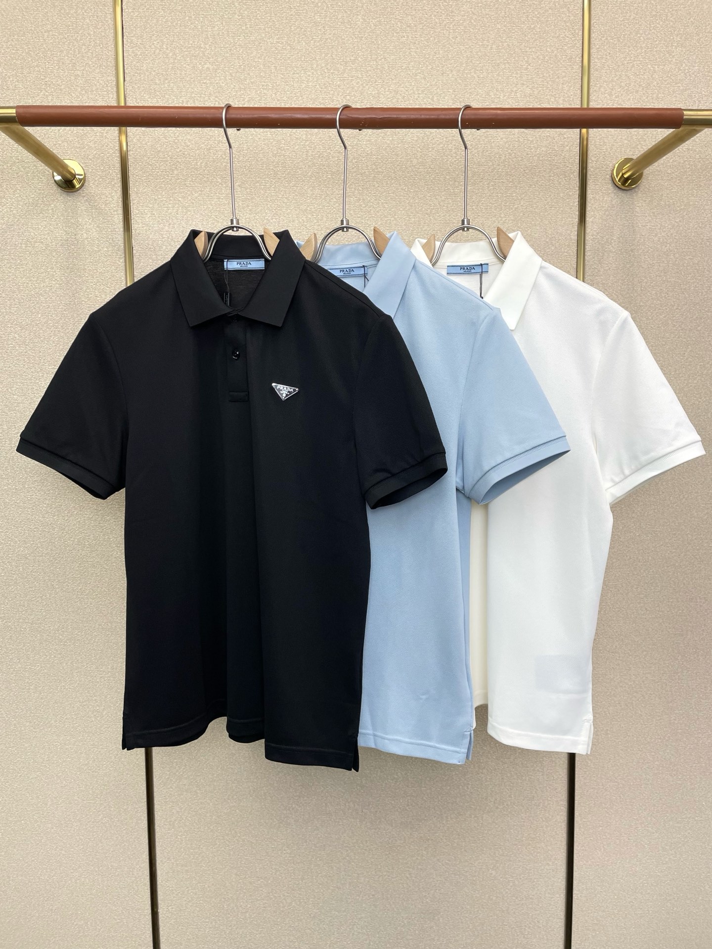 NO:915772,.Prada’s new and popular men’s casual short-sleeved original model, high-end customization, high-end version, fashionable and versatile, popular imported fabrics, super soft and delicate to the touch, skin-friendly and comfortable to wear, high-end boutique, exquisite upper body made by the factory, very good, a must-have item for men, complete with three standards, size M-3XL,, prada, prada, T-shirt,19860909.Prada普拉达砸锅卖铁都要上的新款新款原单男士休闲短袖 高端定制 高端版本 时尚百搭爆款进口面料 手感超柔软细腻 穿着亲肤舒适 高端精品 代工厂精细做上身非常赞 男士必备单品 三标齐全 码数M-3XL,,prada,prada,T-shirt,,Men's clothing