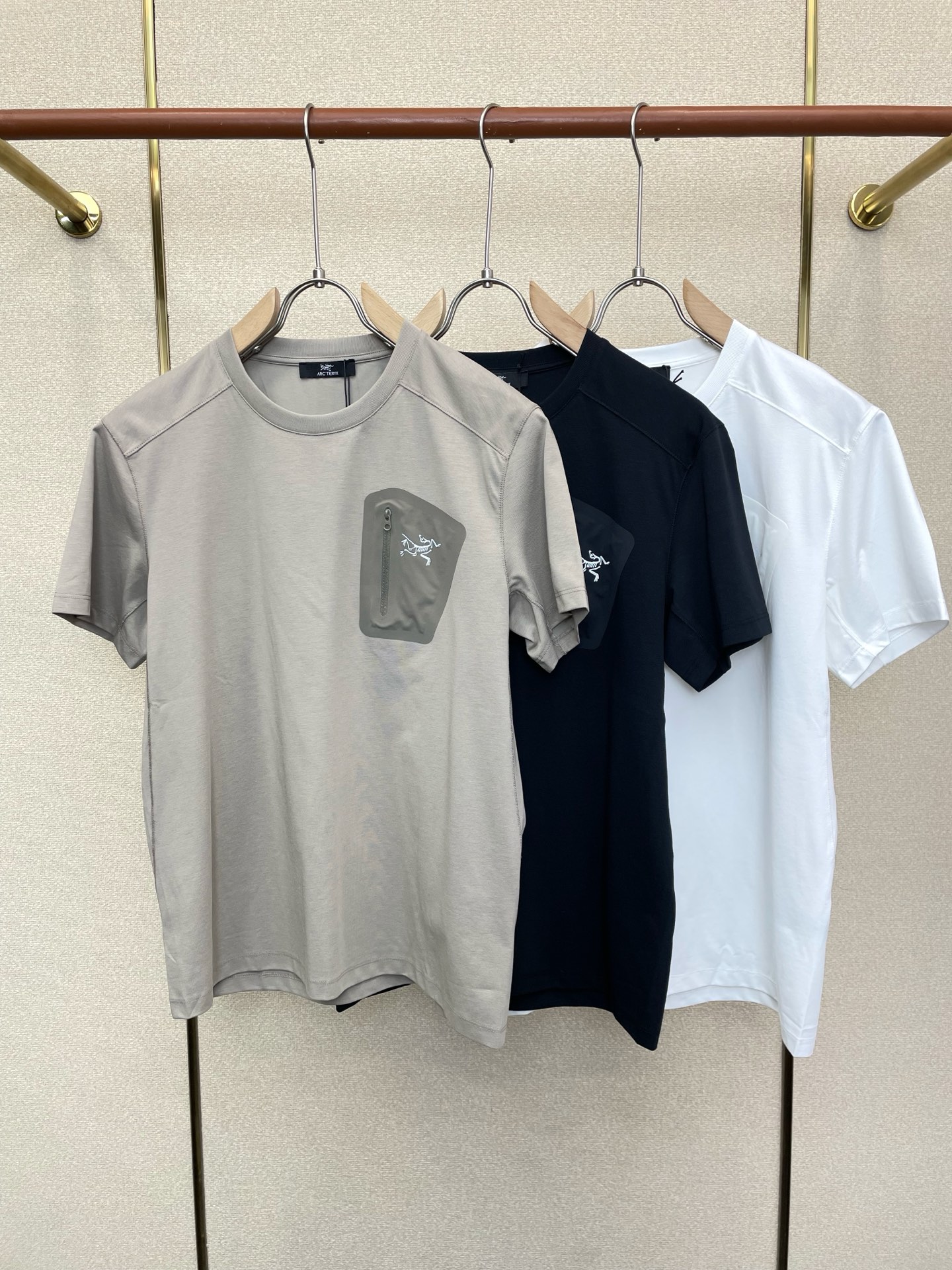 NO:915776,.Arc’teryx’s new and popular men’s casual short-sleeved originals. High-end customization. High-end version. Fashionable and versatile imported fabrics. Super soft and delicate feel. Skin-friendly and comfortable to wear. High-end boutique. The upper body is exquisitely made by the OEM. A must-have item for men. Three complete standards. Size M-3XL, arc’teryx, T-shirt,19860909.Arc’teryx始祖鸟砸锅卖铁都要上的新款新款原单男士休闲短袖 高端定制 高端版本 时尚百搭爆款进口面料 手感超柔软细腻 穿着亲肤舒适 高端精品 代工厂精细做上身非常赞 男士必备单品 三标齐全 码数M-3XL,arc'teryx,T-shirt,,Men's clothing