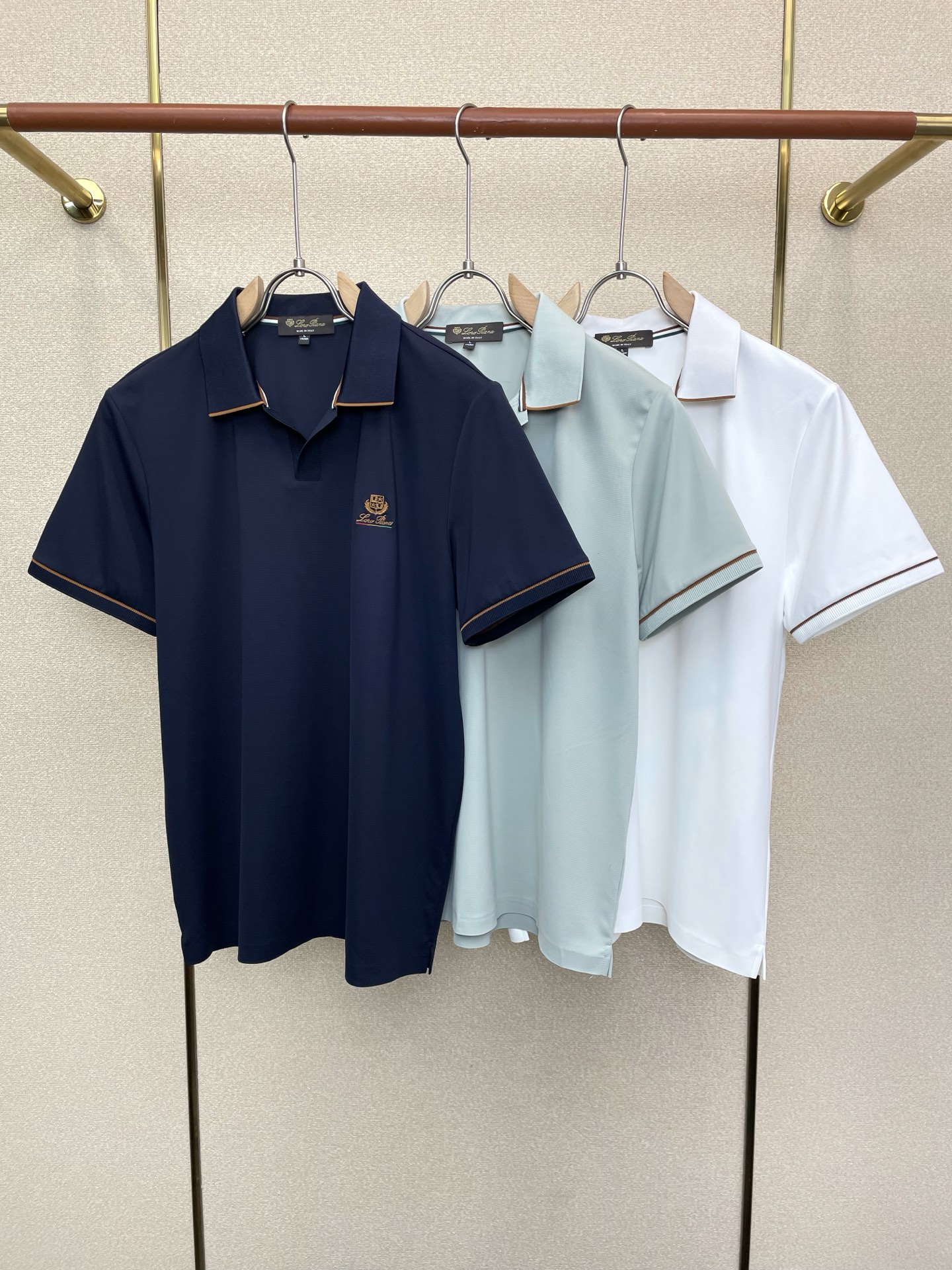 NO:915769,.LP-Loro Piana is a must-have new model. Original men's casual short sleeves. High-end customization. High version. Fashionable and versatile imported fabrics. Super soft and delicate feel. Skin-friendly and comfortable to wear. High-end boutique. The upper body is finely made by the foundry. It is a must-have item for men. Three complete standards. Size M-4XL,,loro piana,loro piana,T-shirt,19860909.LP-Loro Piana诺悠翩雅砸锅卖铁都要上的新款新款原单男士休闲短袖 高端定制 高版本 时尚百搭爆款进口面料 手感超柔软细腻 穿着亲肤舒适 高端精品 代工厂精细做上身非常赞 男士必备单品 三标齐全 码数M-4XL,,loro piana,loro piana,T-shirt,,Men's clothing