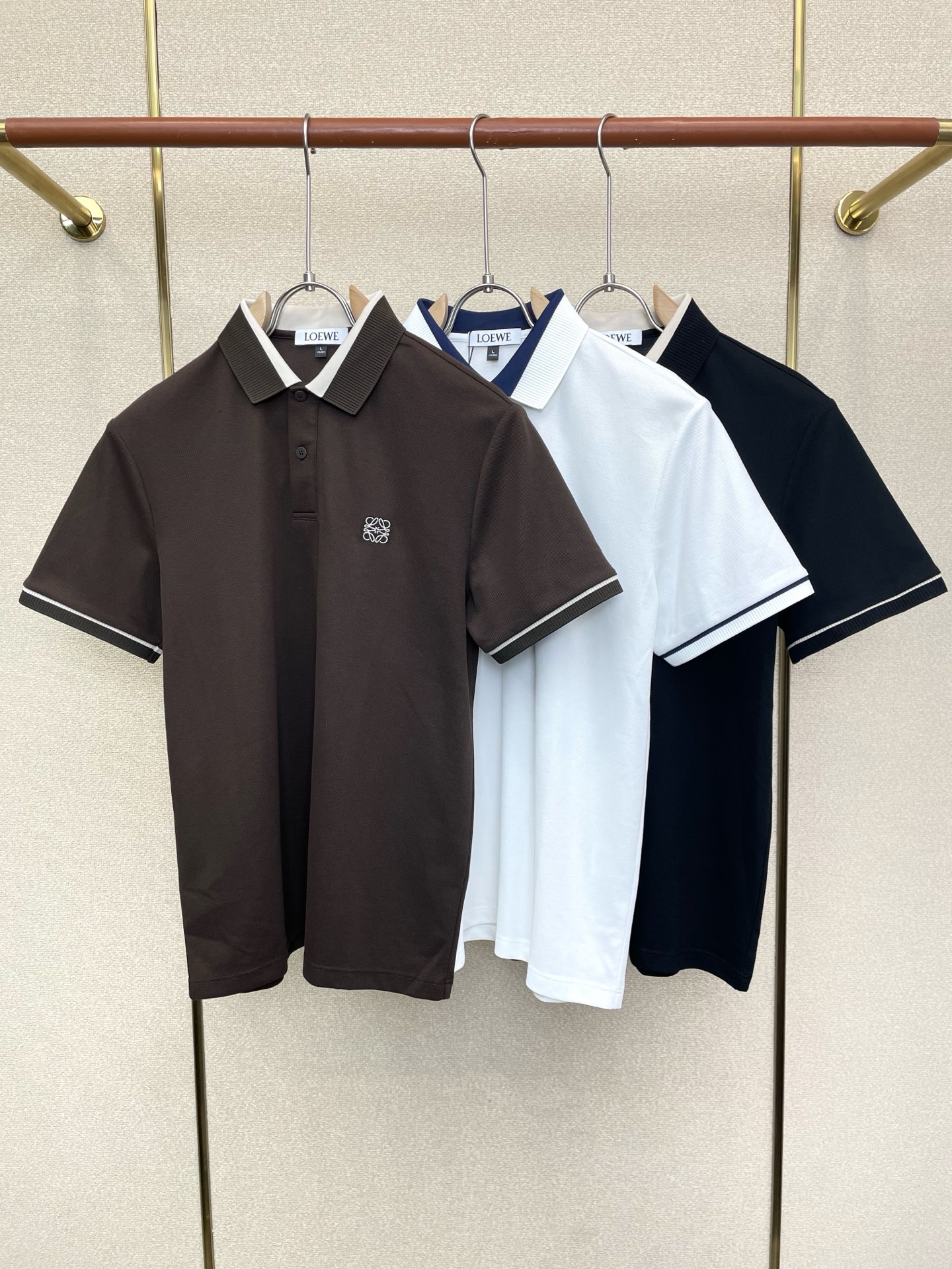 NO:915770,.LOEWE is a must-have new model of original men's casual short-sleeves. High-end customization. High version. Fashionable and versatile imported fabrics. Super soft and delicate feel. Skin-friendly and comfortable to wear. High-end boutique. The upper body is finely made by the factory. It is a must-have item for men. Three standards are complete. Size M-4XL,,loewe,loewe,T-shirt,19860909.LOEWE罗意威砸锅卖铁都要上的新款新款原单男士休闲短袖 高端定制 高版本 时尚百搭爆款进口面料 手感超柔软细腻 穿着亲肤舒适 高端精品 代工厂精细做上身非常赞 男士必备单品 三标齐全 码数M-4XL,,loewe,loewe,T-shirt,,Men's clothing