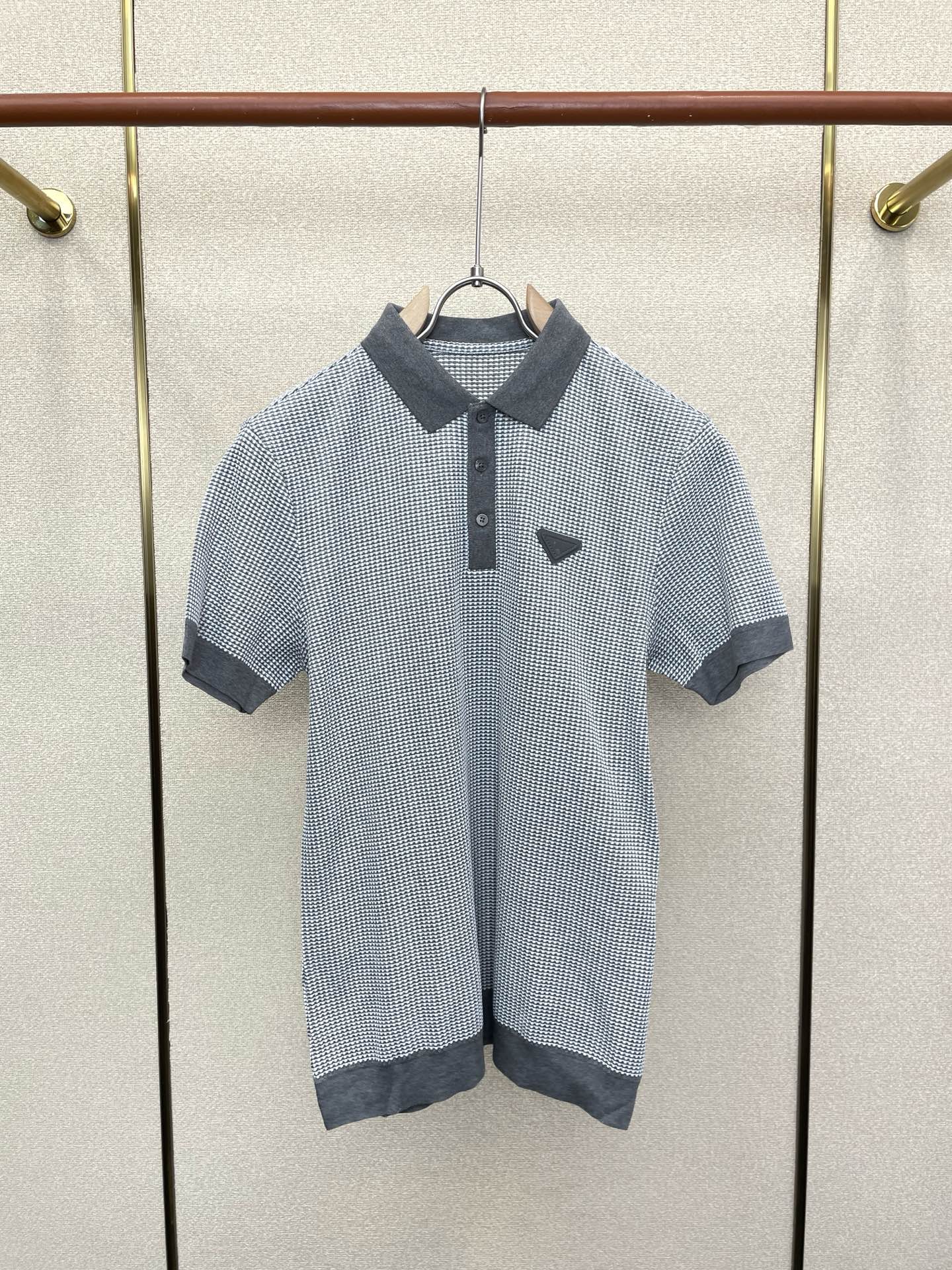NO:915782,.Prada's new and popular men's casual knitted short-sleeved original single-piece high-end customized high-version fashionable and versatile imported fabrics are super soft and delicate to the touch and comfortable to wear. High-end boutique. The upper body is made with exquisite precision by the factory. A must-have item for men. Complete with three standards. Size M-3XL, prada, prada, T-shirt,19860909.Prada普拉达砸锅卖铁都要上的新款新款原单男士休闲针织短袖 高端定制 高版本 时尚百搭爆款进口面料 手感超柔软细腻 穿着亲肤舒适 高端精品 代工厂精细做上身非常赞 男士必备单品 三标齐全 码数M-3XL,,prada,prada,T-shirt,,Men's clothing
