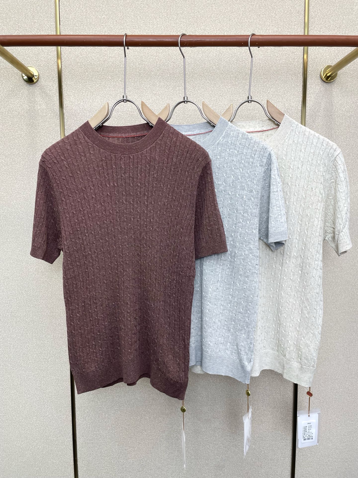 NO:915771,.LP-Loro Piana is a must-have new model. Original men's casual knitted short-sleeves. High-end customization. High version. Fashionable and versatile imported fabrics. Super soft and delicate feel. Skin-friendly and comfortable to wear. High-end boutique. The upper body made by the factory is very good. Men's must-have items. Three complete standards. Size M-3XL,, loro piana, loro piana, T-shirt,19860909.LP-Loro Piana诺悠翩雅砸锅卖铁都要上的新款新款原单男士休闲针织短袖 高端定制 高版本 时尚百搭爆款进口面料 手感超柔软细腻 穿着亲肤舒适 高端精品 代工厂精细做上身非常赞 男士必备单品 三标齐全 码数M-3XL,,loro piana,loro piana,T-shirt,,Men's clothing