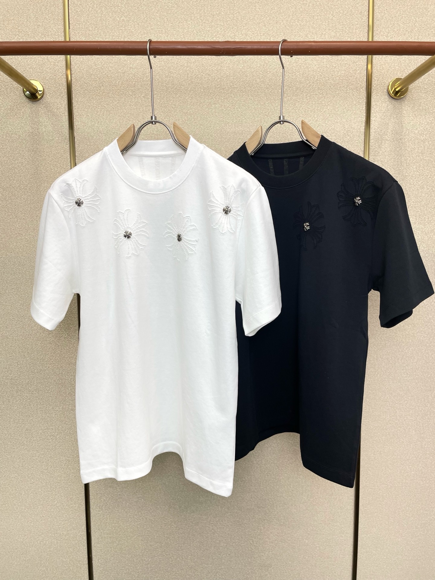 NO:915778,.Chrome Hearts Chrome Hearts is a must-have new model of original men's casual short sleeves. High-end customization. High-end version. Fashionable and versatile imported fabrics. Super soft and delicate feel. Skin-friendly and comfortable to wear. High-end boutique. The upper body is finely made by the factory. It is a must-have item for men. Three standards are complete. Size M-3XL,, chrome hearts, chrome hearts, T-shirt,19860909.Chrome hearts克罗心砸锅卖铁都要上的新款新款原单男士休闲短袖 高端定制 高端版本 时尚百搭爆款进口面料 手感超柔软细腻 穿着亲肤舒适 高端精品 代工厂精细做上身非常赞 男士必备单品 三标齐全 码数M-3XL,,chrome hearts,chrome hearts,T-shirt,,Men's clothing