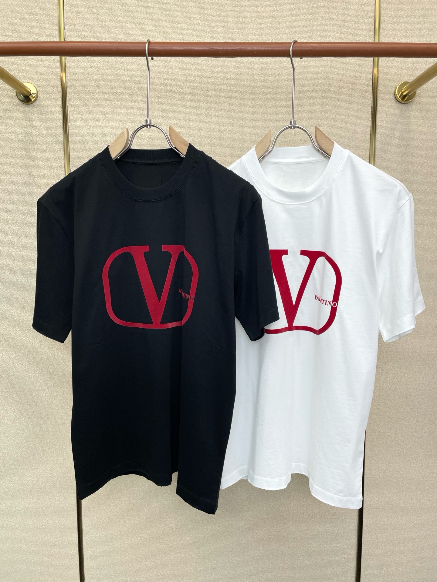 NO:915786,.VALENTINO Valentino’s new and popular new style, original men’s casual short sleeves, high-end customization, high-end version, fashionable and versatile, popular imported fabrics, super soft and delicate to the touch, skin-friendly and comfortable to wear, high-end boutique, exquisite upper body made by the factory, very good, a must-have item for men, complete with three standards, size M-3XL,, valentino, valentino, T-shirt,19860909.VALENTINO华伦天奴砸锅卖铁都要上的新款新款原单男士休闲短袖 高端定制 高端版本 时尚百搭爆款进口面料 手感超柔软细腻 穿着亲肤舒适 高端精品 代工厂精细做上身非常赞 男士必备单品 三标齐全 码数M-3XL,,valentino,valentino,T-shirt,,Men's clothing