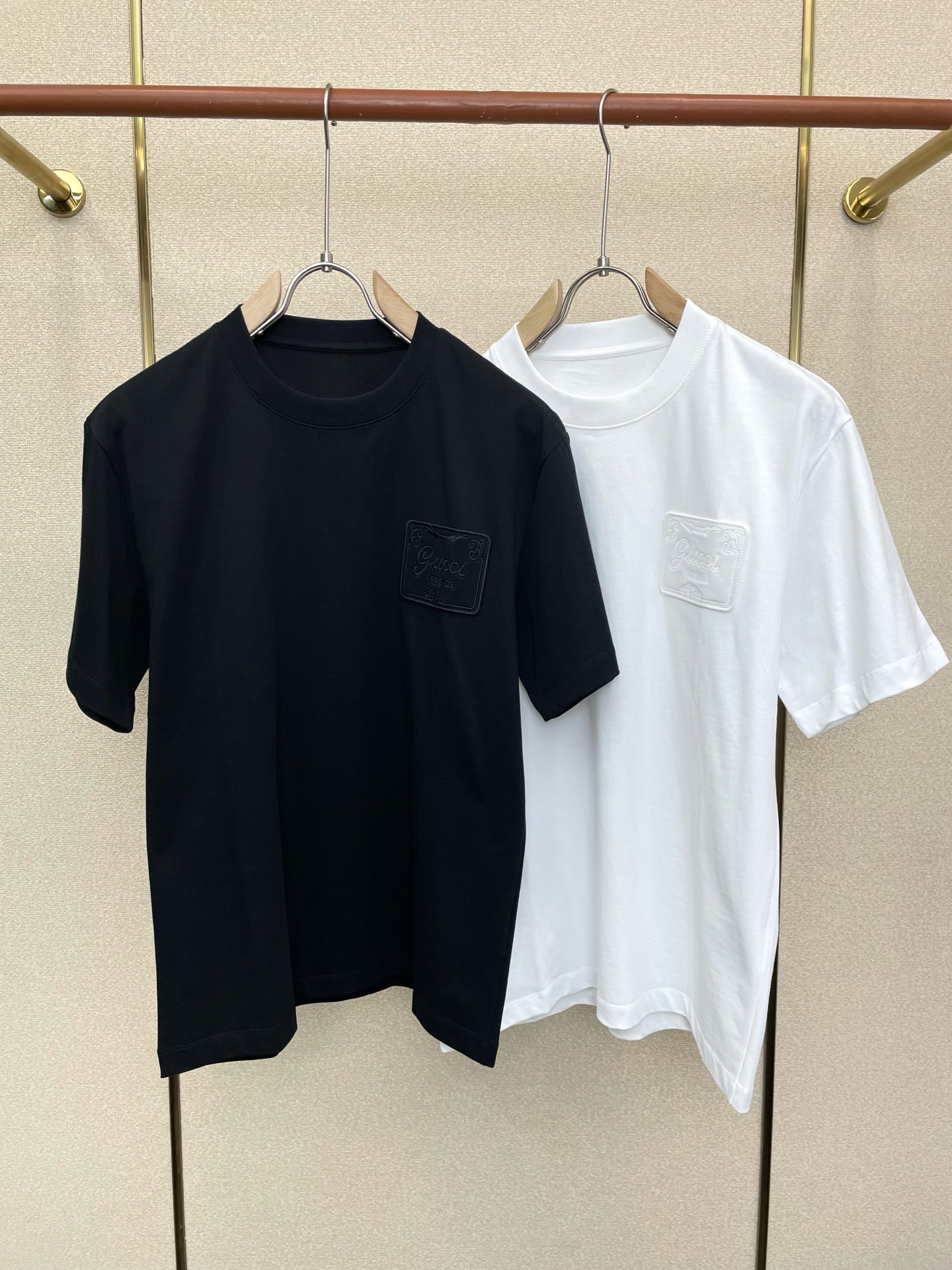 NO:915768,.Gucci Gucci is a must-have new model. Original men's casual short sleeves. High-end customization. High-end version. Fashionable and versatile imported fabrics. Super soft and delicate feel. Skin-friendly and comfortable to wear. High-end boutique. The upper body is finely made by the factory. It is a must-have item for men. Three complete standards. Size: M-3XL,, gucci, gucci, T-shirt,19860909.Gucci古驰砸锅卖铁都要上的新款新款原单男士休闲短袖 高端定制 高端版本 时尚百搭爆款进口面料 手感超柔软细腻 穿着亲肤舒适 高端精品 代工厂精细做上身非常赞 男士必备单品 三标齐全 码数M-3XL,,gucci,gucci,T-shirt,,Men's clothing