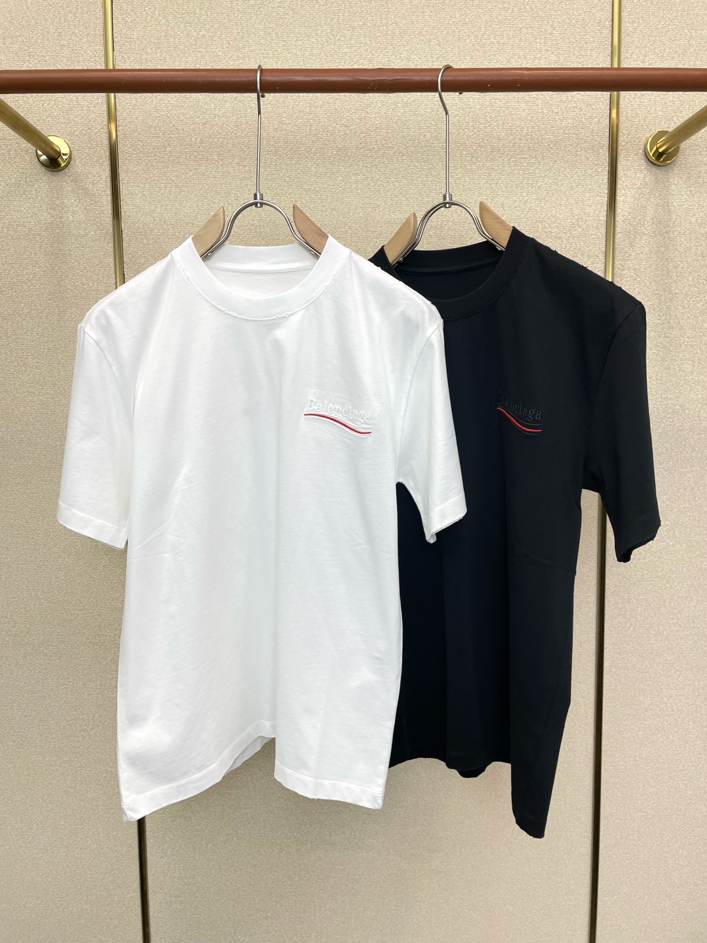NO:915774,.Balenciaga's new and original men's casual short-sleeves are sold at all times. High-end customization. High-end version. Fashionable and versatile imported fabrics. Super soft and delicate feel. Skin-friendly and comfortable to wear. High-end boutique. The upper body is exquisitely made by the factory. A must-have item for men. Three standards are complete. Size M-3XL,,balenciaga,balenciaga,T-shirt,19860909.Balenciaga巴黎世家砸锅卖铁都要上的新款新款原单男士休闲短袖 高端定制 高端版本 时尚百搭爆款进口面料 手感超柔软细腻 穿着亲肤舒适 高端精品 代工厂精细做上身非常赞 男士必备单品 三标齐全 码数M-3XL,,balenciaga,balenciaga,T-shirt,,Men's clothing