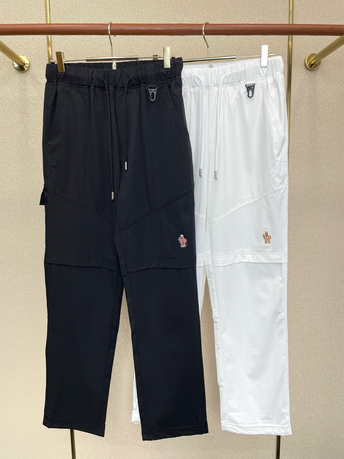 NO:915746,.Moncler’s new style of casual pants is a high-end version!  Custom-made fabrics at the counter are highly breathable and comfortable, with impeccable details and brand element design concepts, reflecting high quality. It feels delicate and soft!  It presents a casual cut and the upper body shape is awesome!  Size M-3XL,,Moncler,19860909.Moncler蒙口砸锅卖铁都要上的新款新款休闲裤 高端版本！专柜定制面料 透气舒适度高,细节无可挑剔,品牌元素设计理念,体现高品质.手感细腻柔软！呈现休闲裁剪,上身版型超赞！码数M-3XL,,Moncler,,Men's clothing