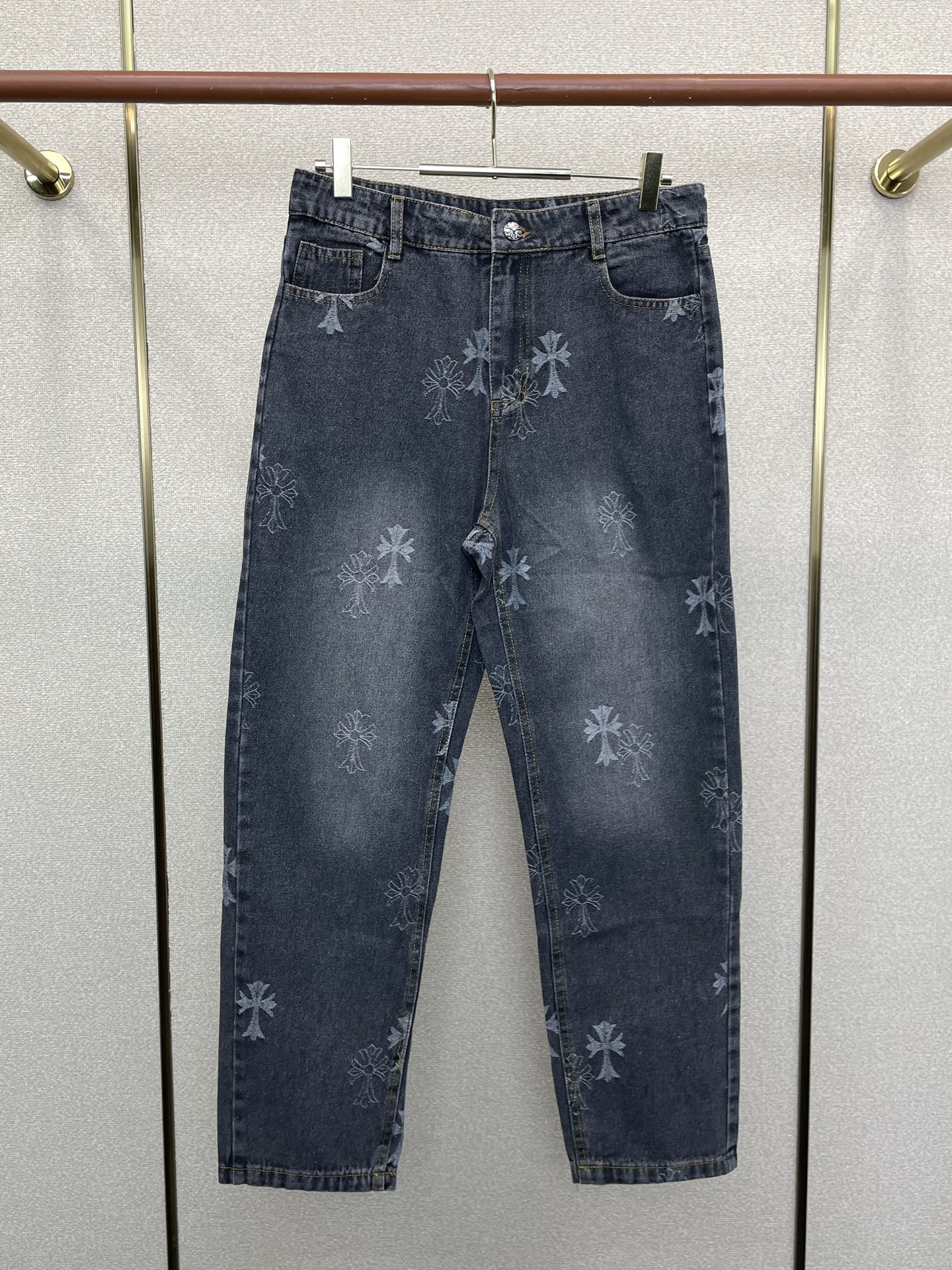 NO:915760,.Chrome Hearts Chrome Hearts is a new and high-end version of the new jeans that will sell everything!  Custom-made fabrics at the counter are highly breathable and comfortable, with impeccable details and brand element design concepts, reflecting high quality. It feels delicate and soft!  It presents a casual cut and the upper body shape is awesome!  Code number 30-36,,chrome hearts,chrome hearts,jeans,19860909.Chrome hearts克罗心砸锅卖铁都要上的新款新款牛仔裤 高端版本！专柜定制面料 透气舒适度高,细节无可挑剔,品牌元素设计理念,体现高品质.手感细腻柔软！呈现休闲裁剪,上身版型超赞！码数30-36,,chrome hearts,chrome hearts,jeans,,Men's clothing