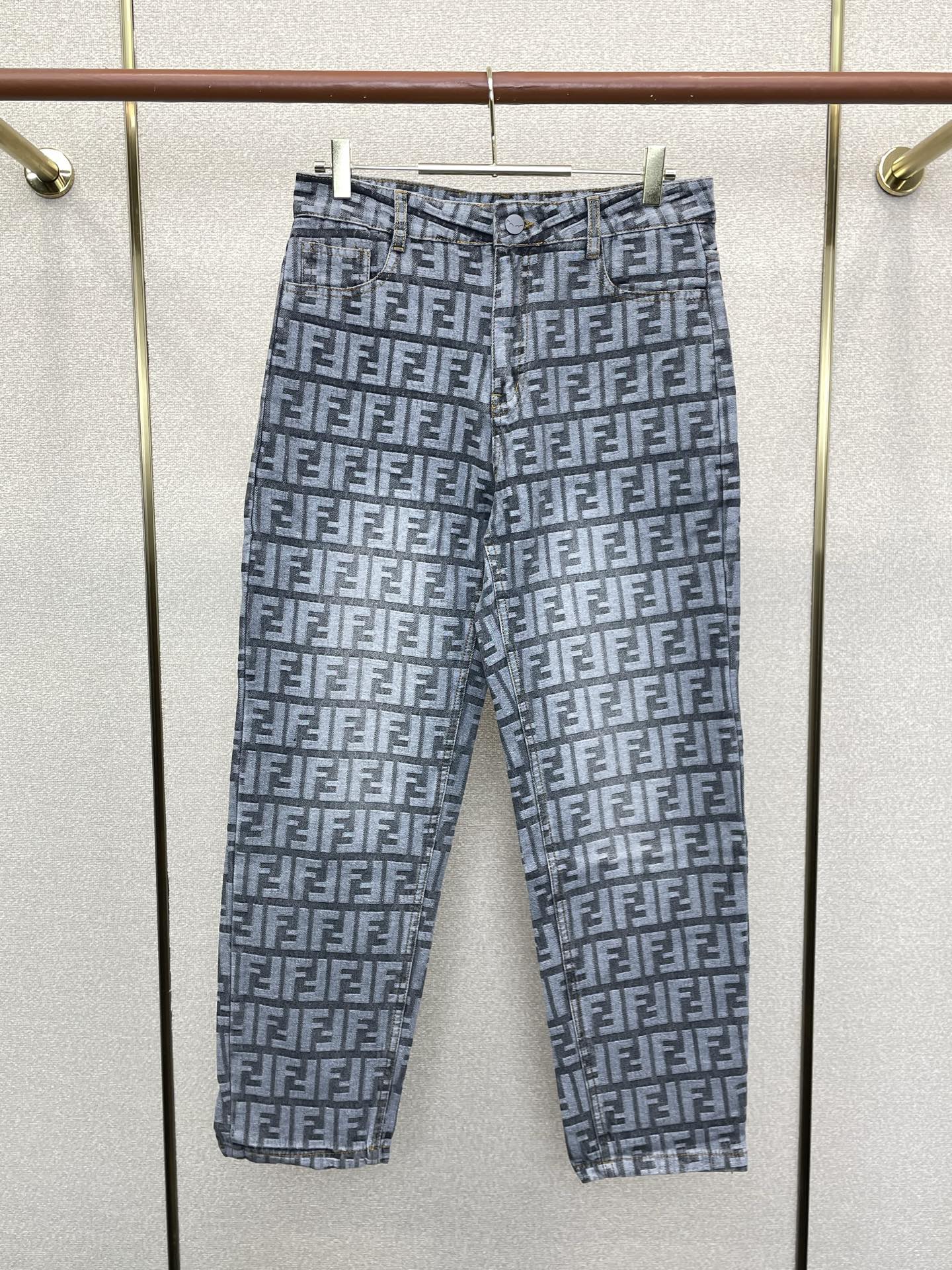 NO:915754,.FENDI Fendi’s new style of jeans is a high-end version!  Custom-made fabrics at the counter are highly breathable and comfortable, with impeccable details and brand element design concepts, reflecting high quality. It feels delicate and soft!  It presents a casual cut and the upper body shape is awesome!  Code number 30-36,,fendi,fendi,jeans,19860909.FENDI芬迪砸锅卖铁都要上的新款新款牛仔裤 高端版本！专柜定制面料 透气舒适度高,细节无可挑剔,品牌元素设计理念,体现高品质.手感细腻柔软！呈现休闲裁剪,上身版型超赞！码数30-36,,fendi,fendi,jeans,,Men's clothing