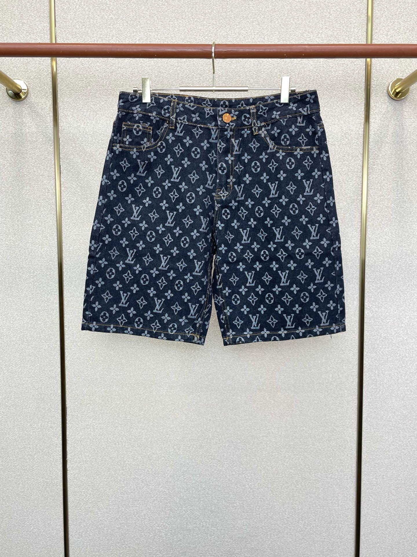 NO:915758,.Louis Vuitton is a high-end version of the new denim shorts that Louis Vuitton sells all over the world!  Custom-made fabrics at the counter are highly breathable and comfortable, with impeccable details and brand element design concepts, reflecting high quality. It feels delicate and soft!  It presents a casual cut and the upper body shape is awesome!  Code number 30-36,,louis vuitton,louis vuitton,shorts,19860909.Louis Vuitton路易威登砸锅卖铁都要上的新款新款牛仔短裤高端版本！专柜定制面料 透气舒适度高,细节无可挑剔,品牌元素设计理念,体现高品质.手感细腻柔软！呈现休闲裁剪,上身版型超赞！码数30-36,,louis vuitton,louis vuitton,shorts,,Men's clothing