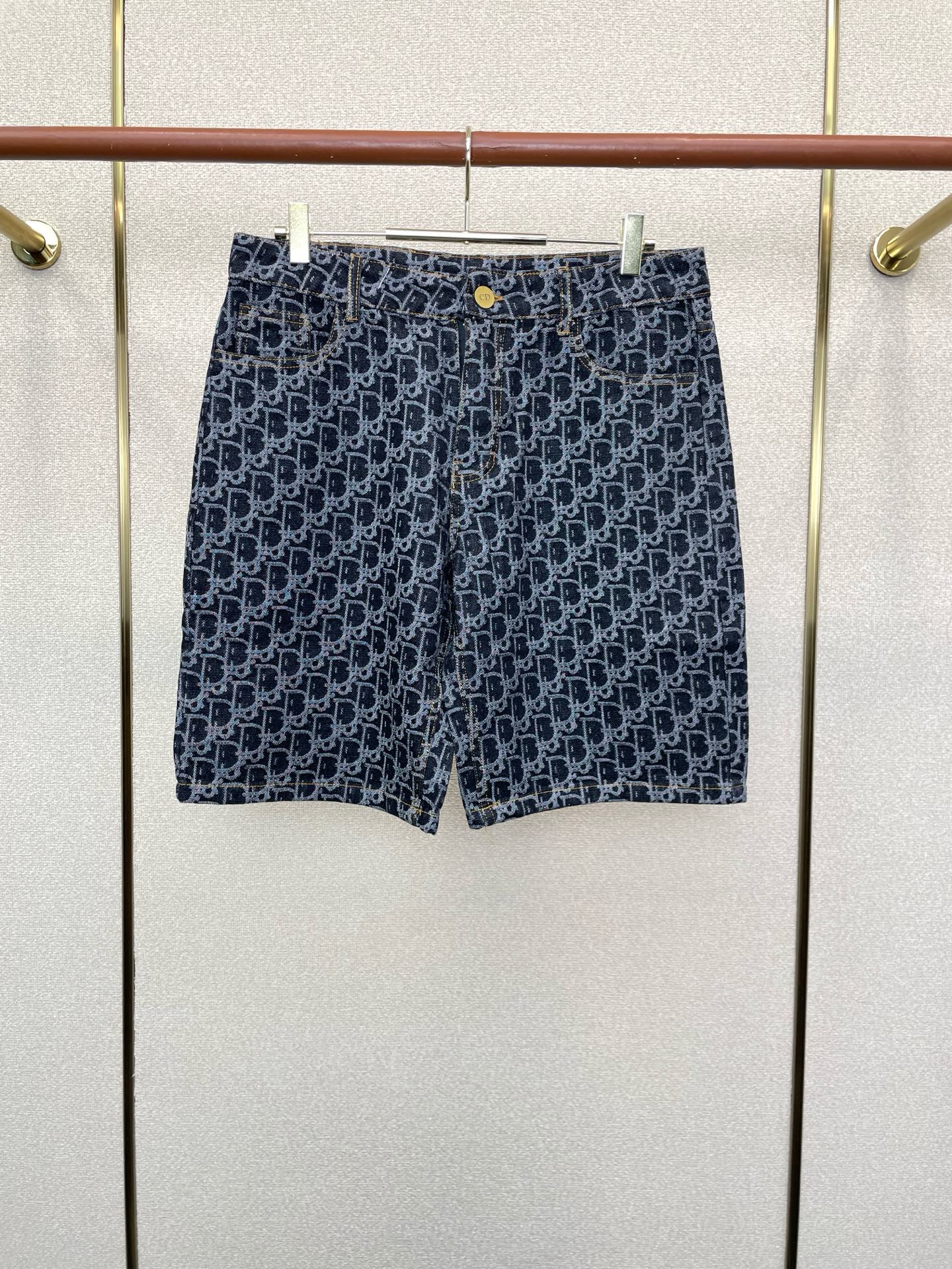 NO:915752,.Dior’s new high-end version of denim shorts that everyone wants to sell!  Custom-made fabrics at the counter are highly breathable and comfortable, with impeccable details and brand element design concepts, reflecting high quality. It feels delicate and soft!  It presents a casual cut and the upper body shape is awesome!  Code number 30-36,,dior,dior,shorts,19860909.Dior迪奥砸锅卖铁都要上的新款新款牛仔短裤高端版本！专柜定制面料 透气舒适度高,细节无可挑剔,品牌元素设计理念,体现高品质.手感细腻柔软！呈现休闲裁剪,上身版型超赞！码数30-36,,dior,dior,shorts,,Men's clothing