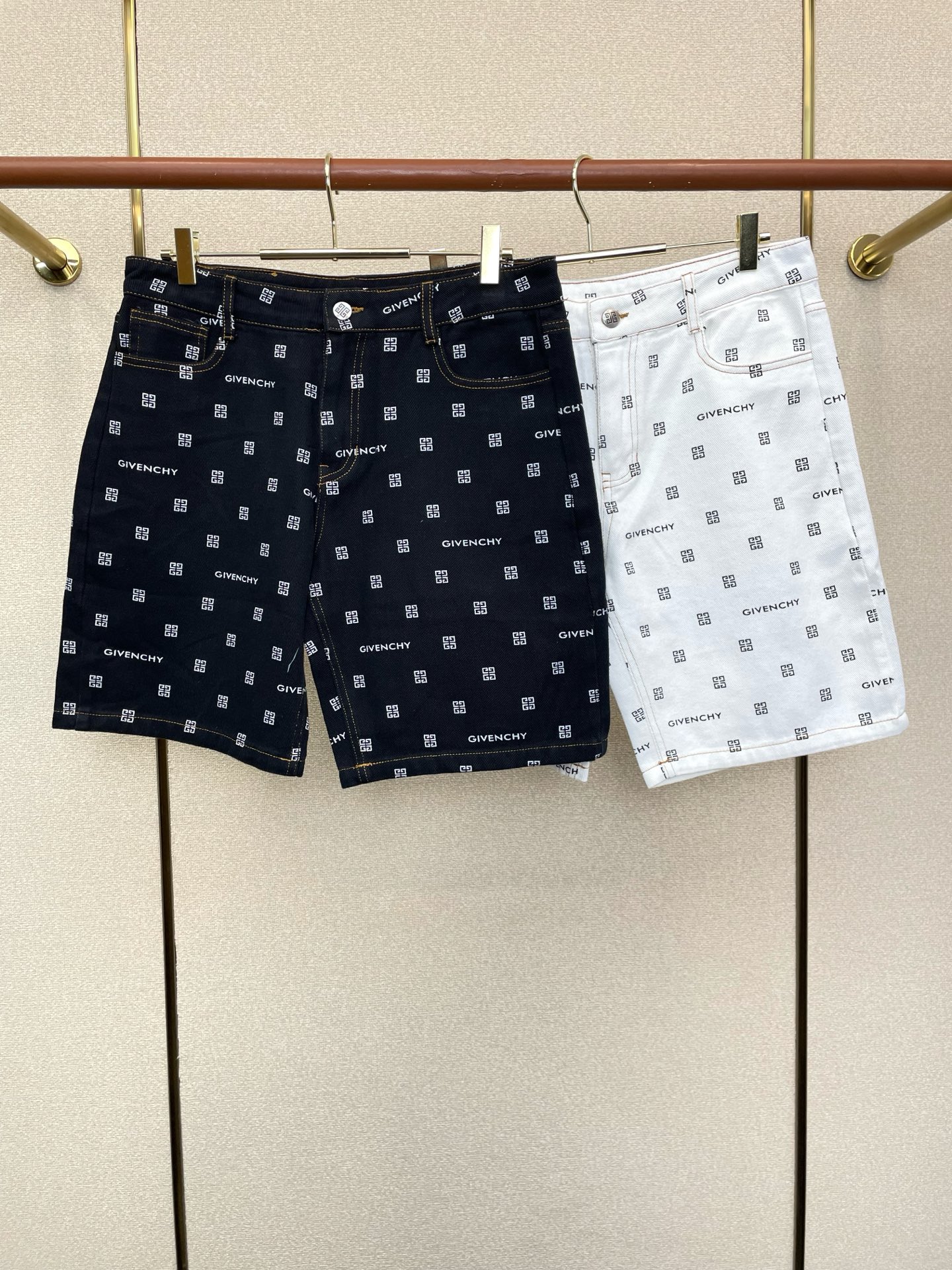 NO:915755,.Givenchy’s new high-end version of denim shorts is a must-have.  Custom-made fabrics at the counter are highly breathable and comfortable, with impeccable details and brand element design concepts, reflecting high quality. It feels delicate and soft!  It presents a casual cut and the upper body shape is awesome!  Code number 30-36,,givenchy,givenchy,shorts,19860909.Givenchy纪梵希砸锅卖铁都要上的新款新款牛仔短裤高端版本！专柜定制面料 透气舒适度高,细节无可挑剔,品牌元素设计理念,体现高品质.手感细腻柔软！呈现休闲裁剪,上身版型超赞！码数30-36,,givenchy,givenchy,shorts,,Men's clothing