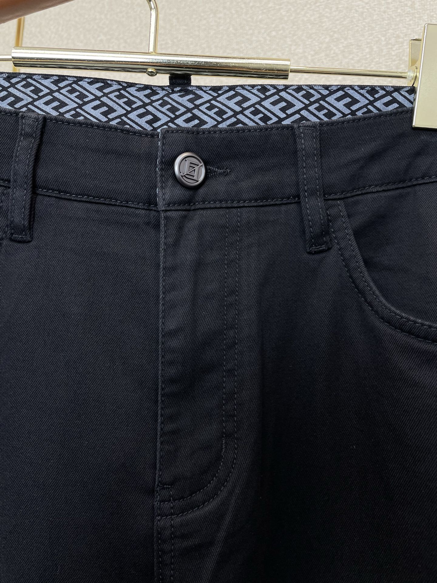。FENDI芬迪💥独家专供新款休闲牛仔裤👖高端版本！专柜定制面料 透气舒适度高，细节无可挑剔，品牌元素设