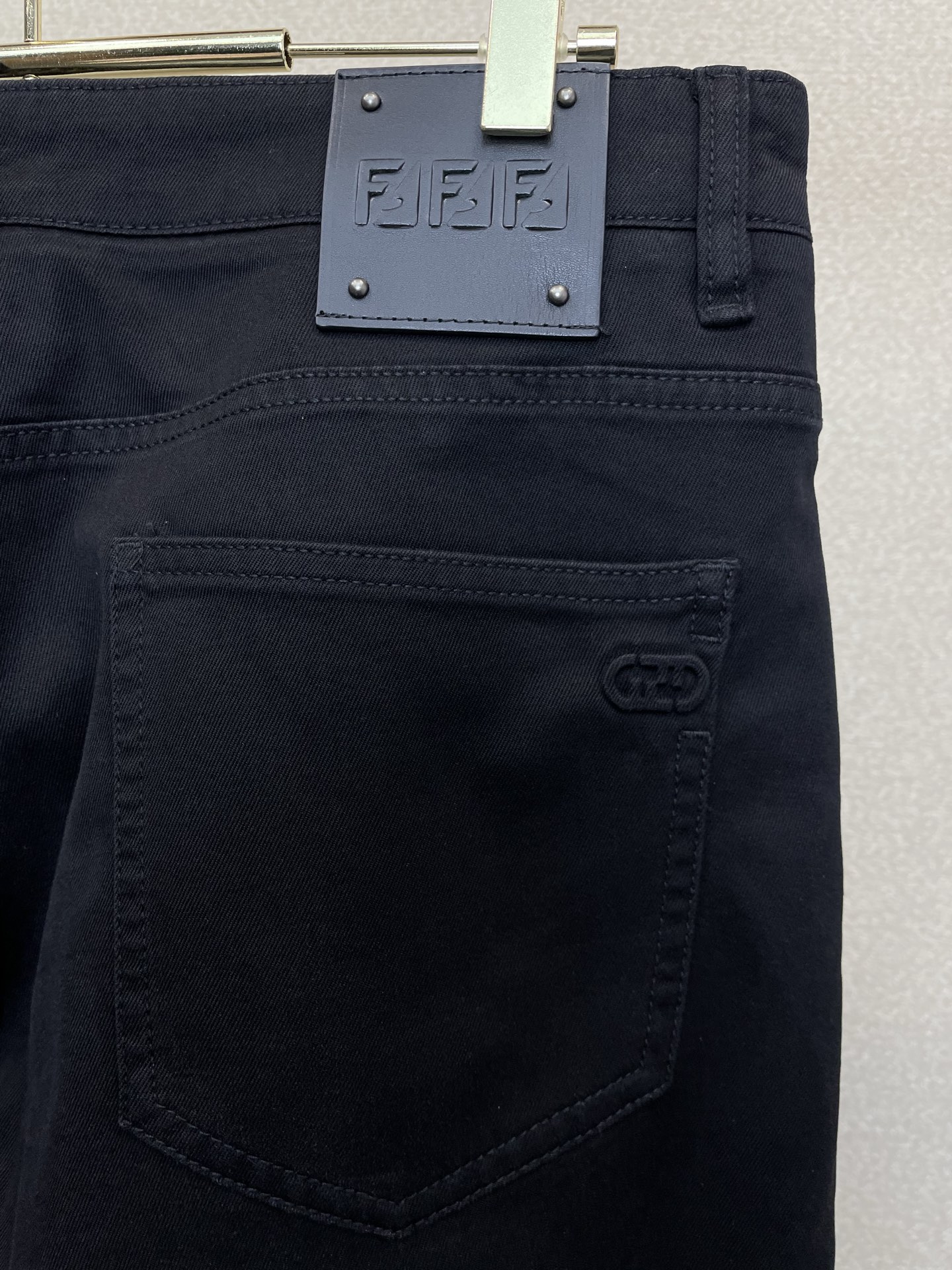 。FENDI芬迪💥独家专供新款休闲牛仔裤👖高端版本！专柜定制面料 透气舒适度高，细节无可挑剔，品牌元素设