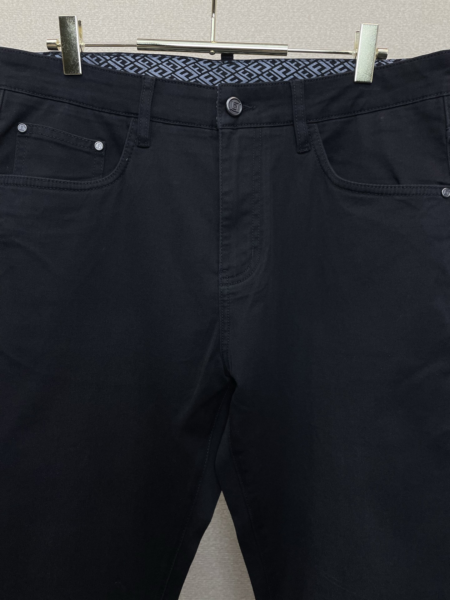 。FENDI芬迪💥独家专供新款休闲牛仔裤👖高端版本！专柜定制面料 透气舒适度高，细节无可挑剔，品牌元素设