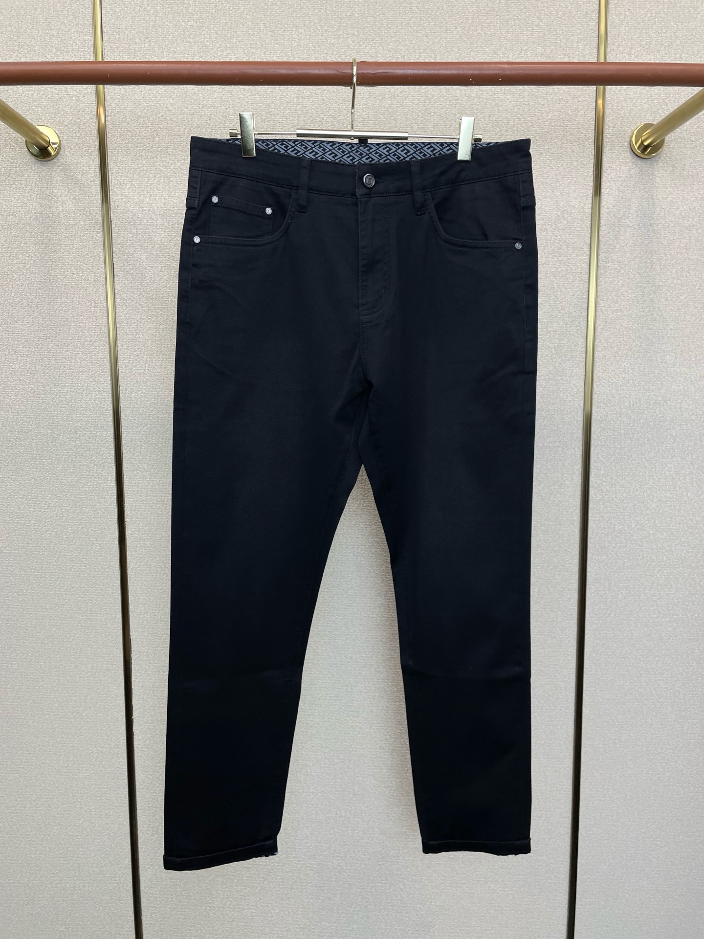 。FENDI芬迪💥独家专供新款休闲牛仔裤👖高端版本！专柜定制面料 透气舒适度高，细节无可挑剔，品牌元素设