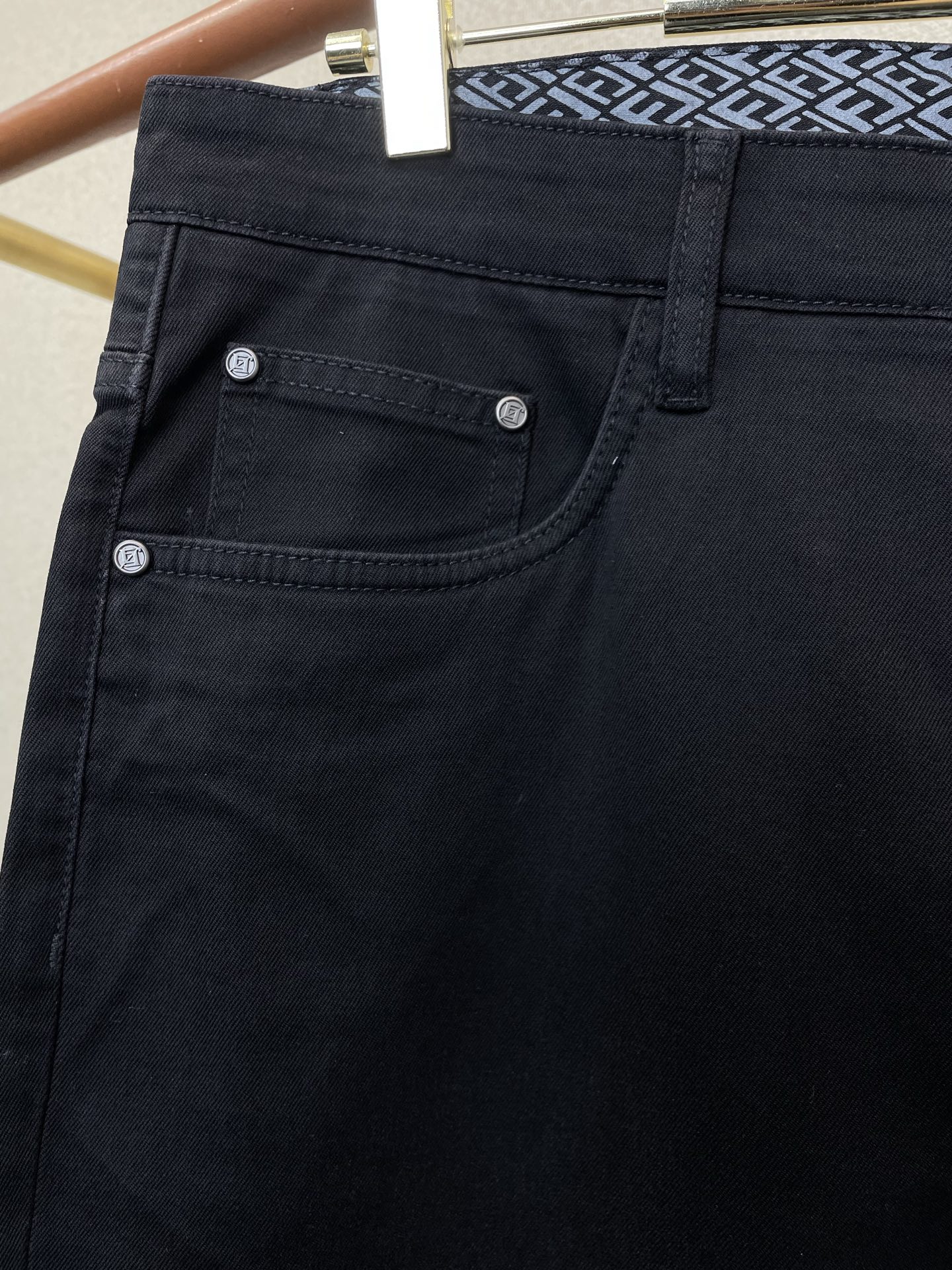 。FENDI芬迪💥独家专供新款休闲牛仔裤👖高端版本！专柜定制面料 透气舒适度高，细节无可挑剔，品牌元素设