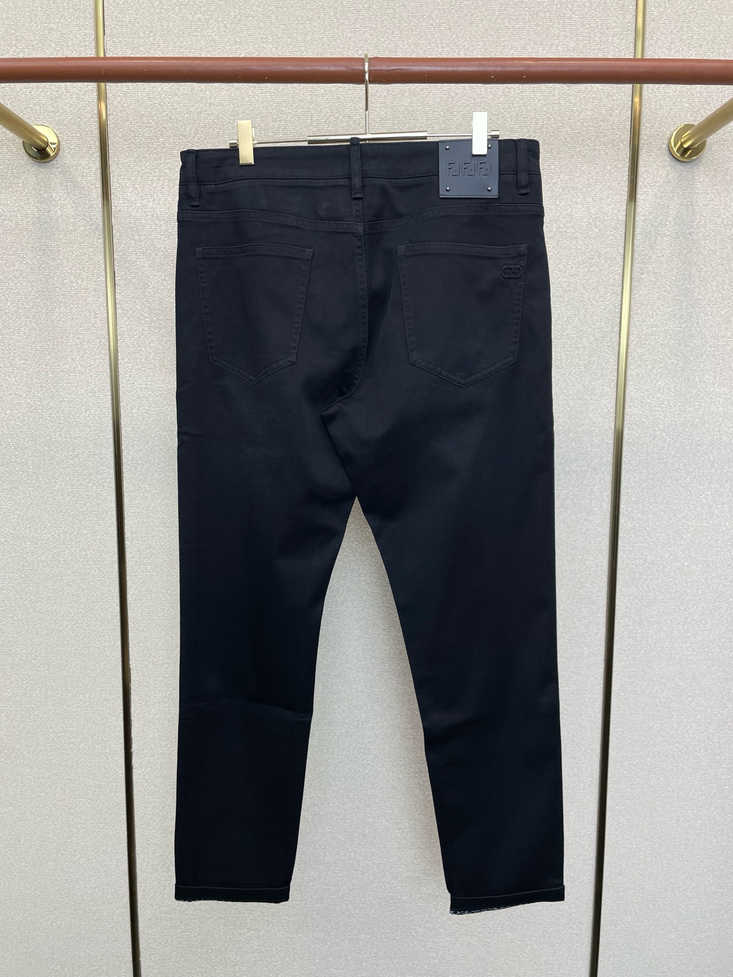 。FENDI芬迪💥独家专供新款休闲牛仔裤👖高端版本！专柜定制面料 透气舒适度高，细节无可挑剔，品牌元素设
