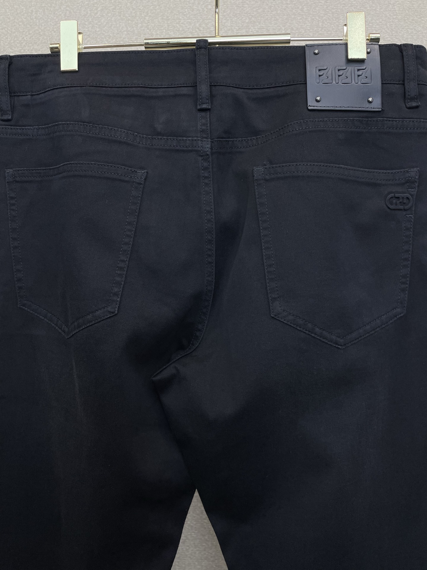 。FENDI芬迪💥独家专供新款休闲牛仔裤👖高端版本！专柜定制面料 透气舒适度高，细节无可挑剔，品牌元素设