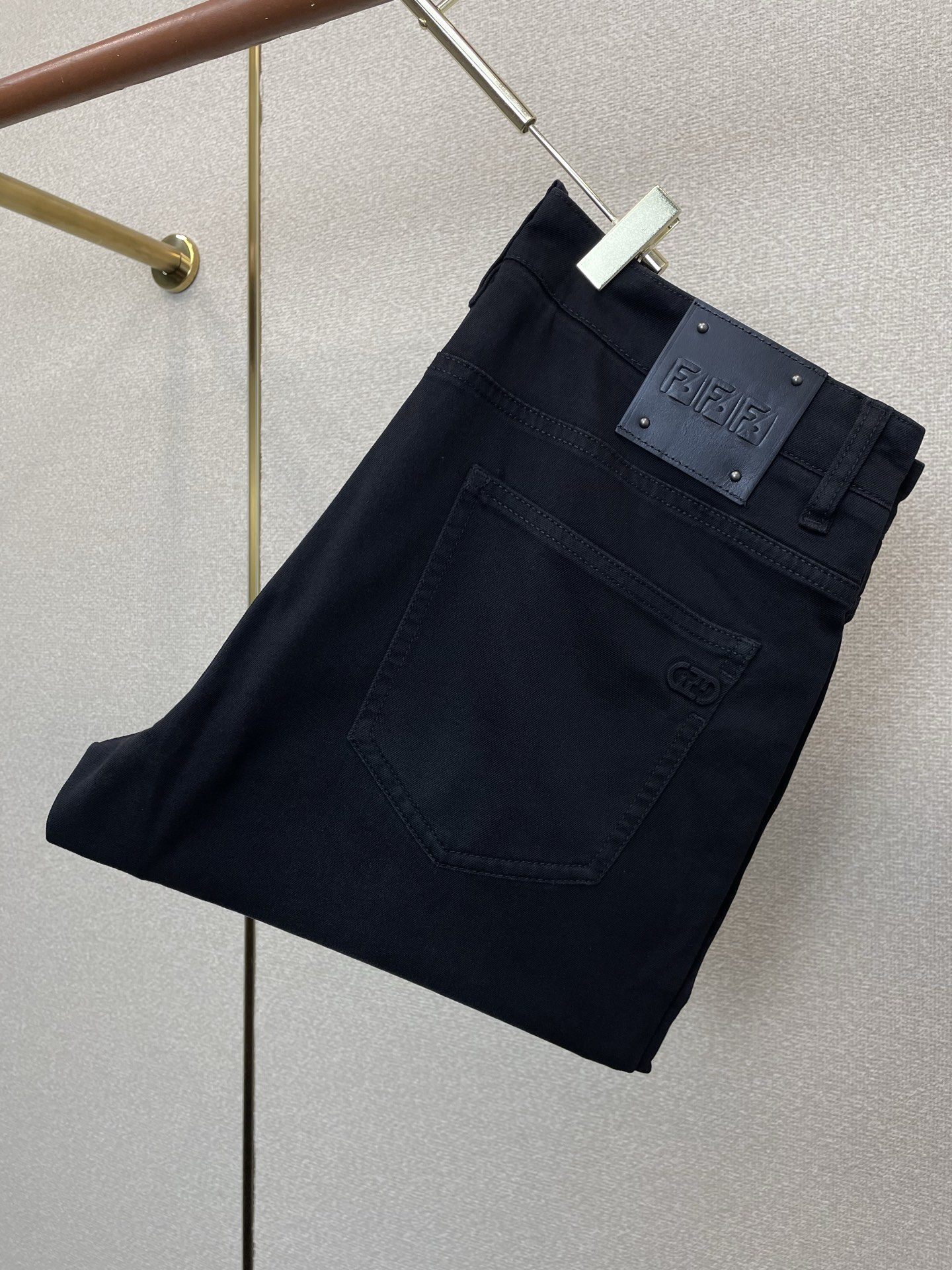 。FENDI芬迪💥独家专供新款休闲牛仔裤👖高端版本！专柜定制面料 透气舒适度高，细节无可挑剔，品牌元素设