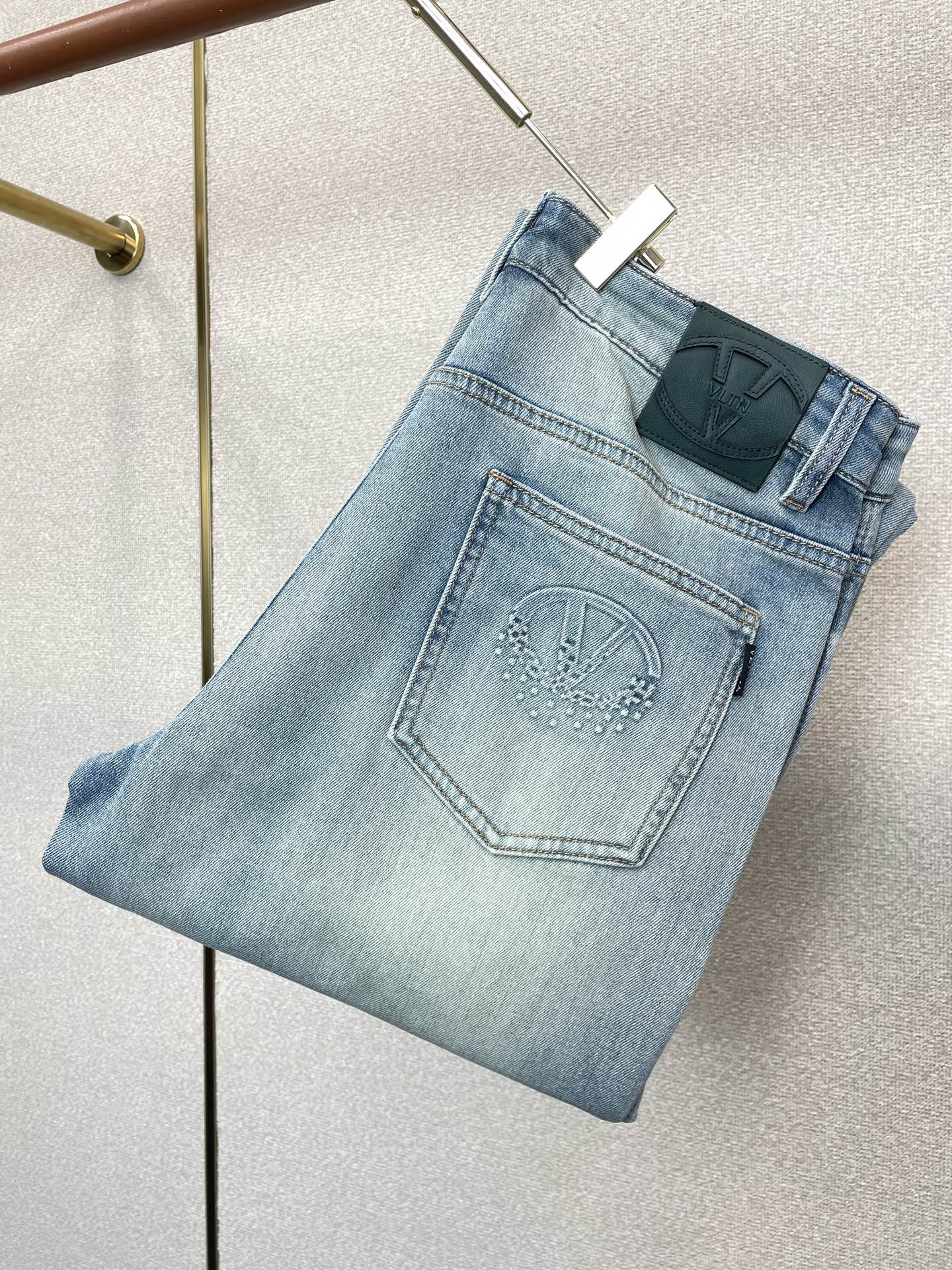 NO:913862,.VALENTINO Valentino’s new high-end version of casual jeans is a must-have.  Custom-made fabrics at the counter are highly breathable and comfortable, with impeccable details and brand element design concepts, reflecting high quality. It feels delicate and soft!  It presents a casual cut and the upper body shape is awesome!  Code number 29-38,,valentino,valentino,jeans,19860909.VALENTINO华伦天奴砸锅卖铁都要上的新款新款休闲牛仔裤高端版本！专柜定制面料 透气舒适度高,细节无可挑剔,品牌元素设计理念,体现高品质.手感细腻柔软！呈现休闲裁剪,上身版型超赞！码数29-38,,valentino,valentino,jeans,,Men's clothing