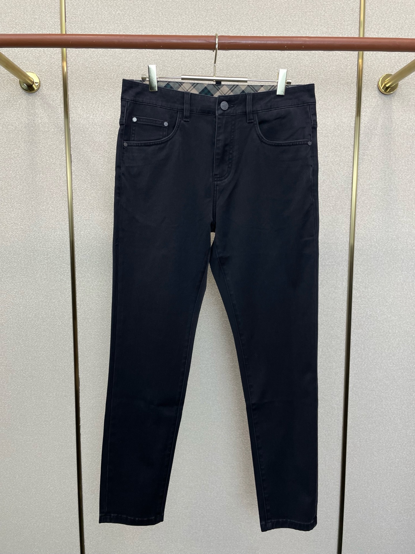 。Burberry巴宝莉💥独家专供新款休闲牛仔裤👖高端版本！专柜定制面料 透气舒适度高，细节无可挑剔，品