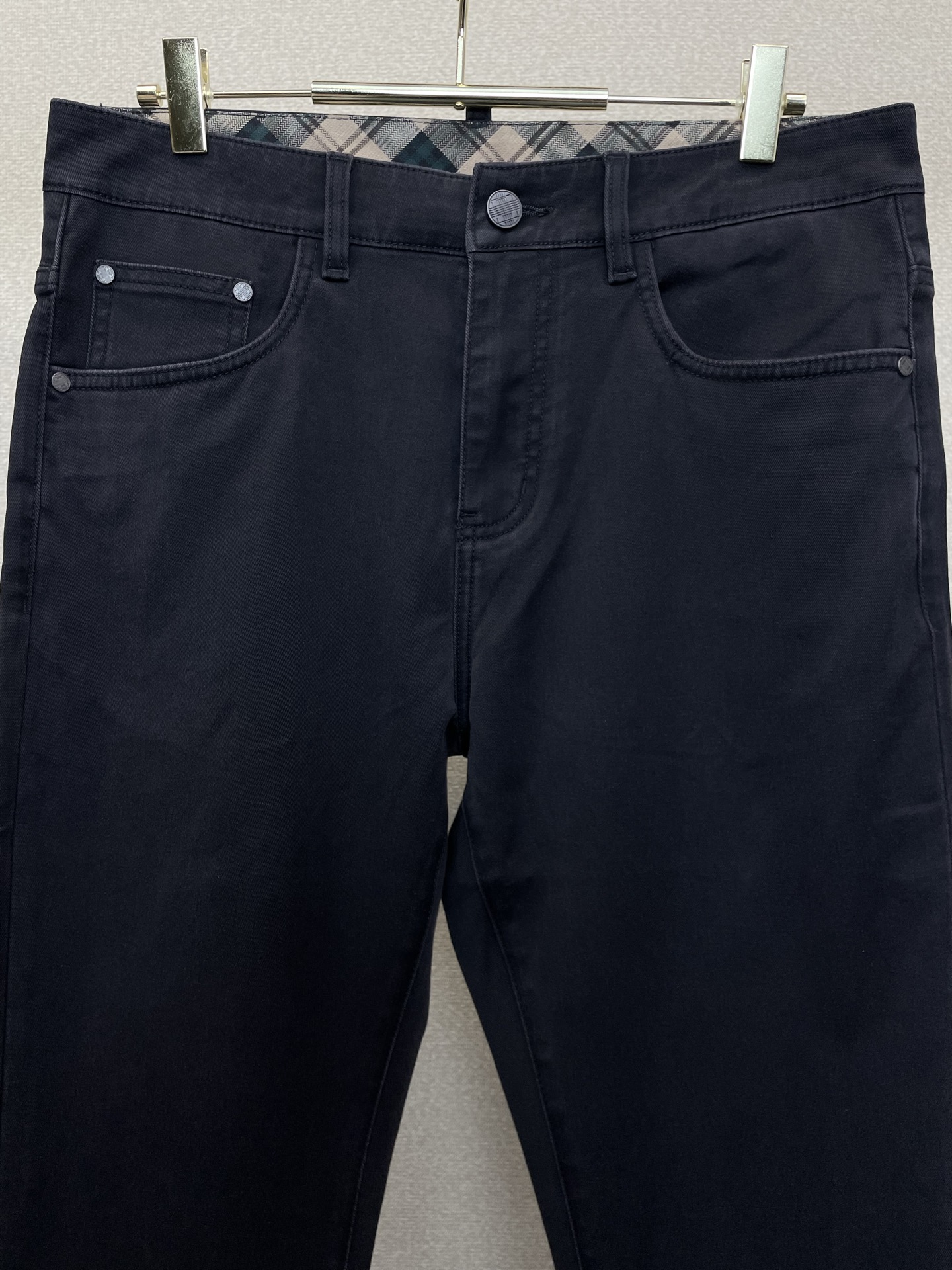 。Burberry巴宝莉💥独家专供新款休闲牛仔裤👖高端版本！专柜定制面料 透气舒适度高，细节无可挑剔，品
