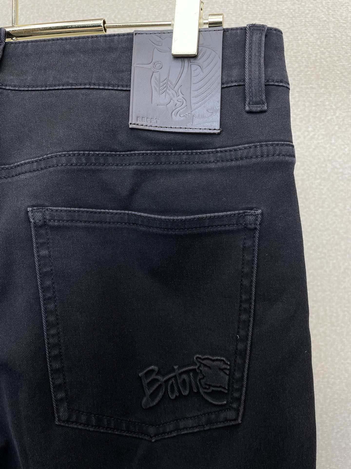 。Burberry巴宝莉💥独家专供新款休闲牛仔裤👖高端版本！专柜定制面料 透气舒适度高，细节无可挑剔，品