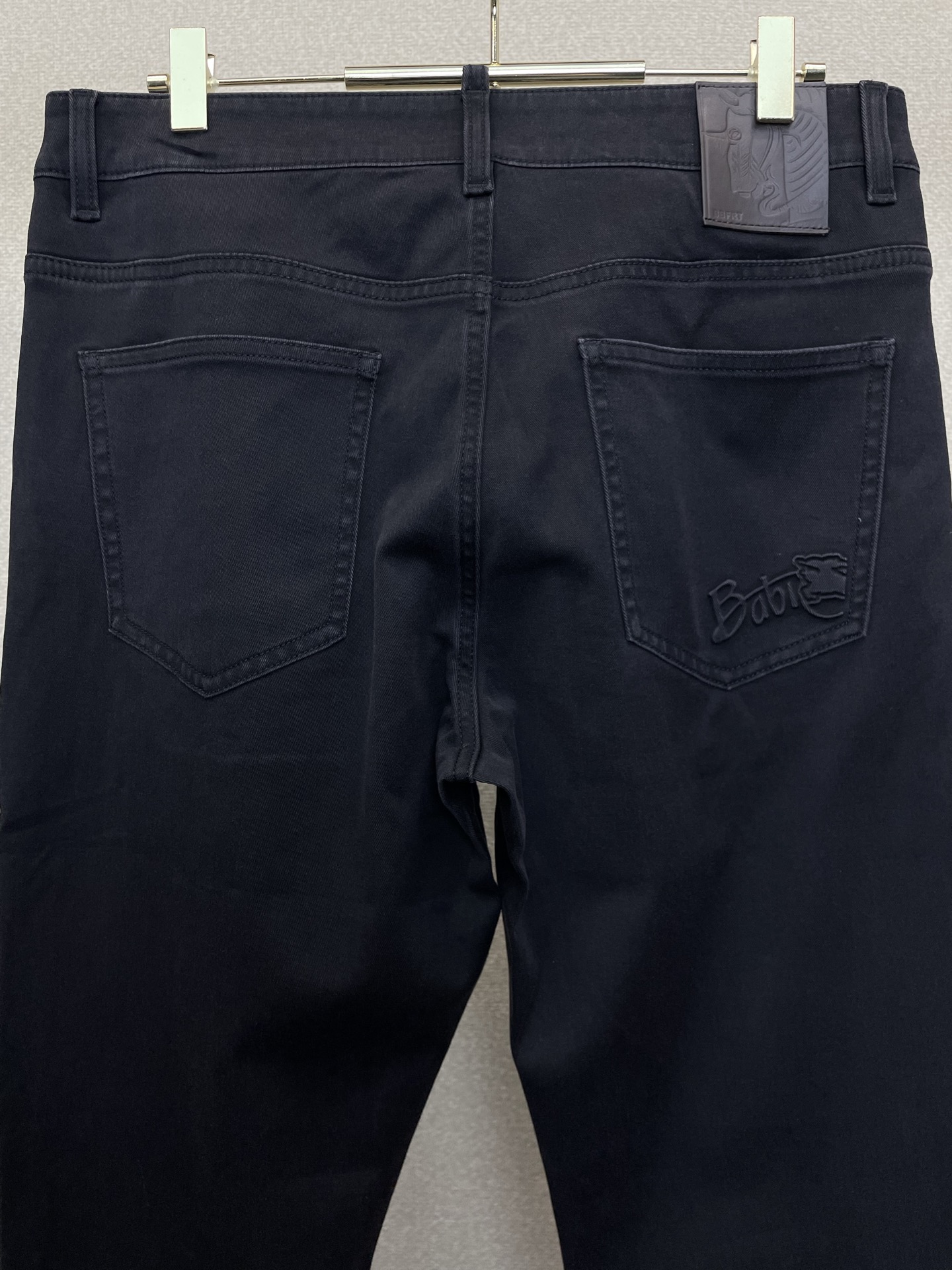 。Burberry巴宝莉💥独家专供新款休闲牛仔裤👖高端版本！专柜定制面料 透气舒适度高，细节无可挑剔，品