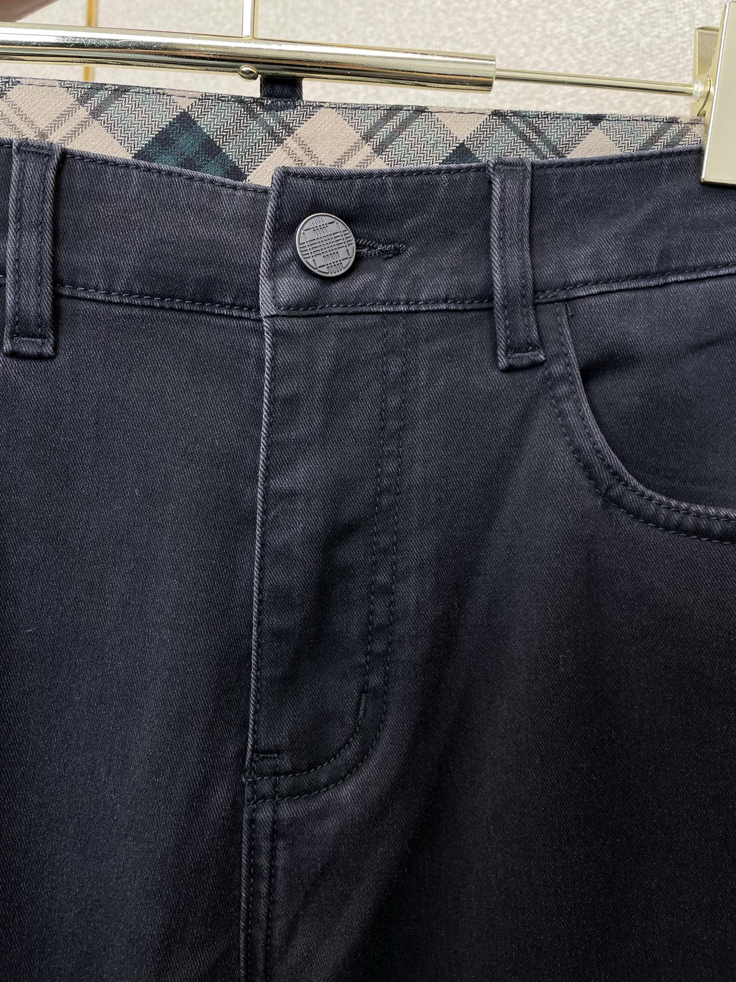 。Burberry巴宝莉💥独家专供新款休闲牛仔裤👖高端版本！专柜定制面料 透气舒适度高，细节无可挑剔，品