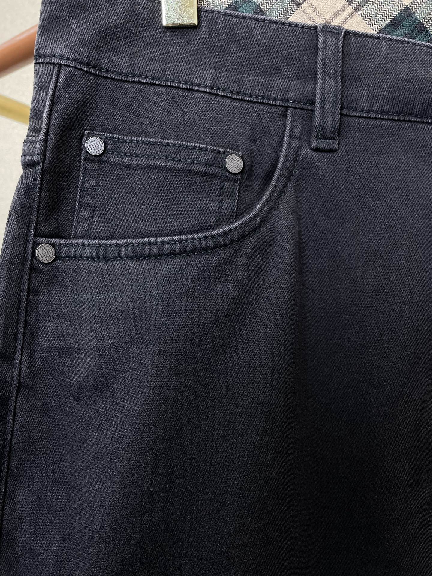 。Burberry巴宝莉💥独家专供新款休闲牛仔裤👖高端版本！专柜定制面料 透气舒适度高，细节无可挑剔，品