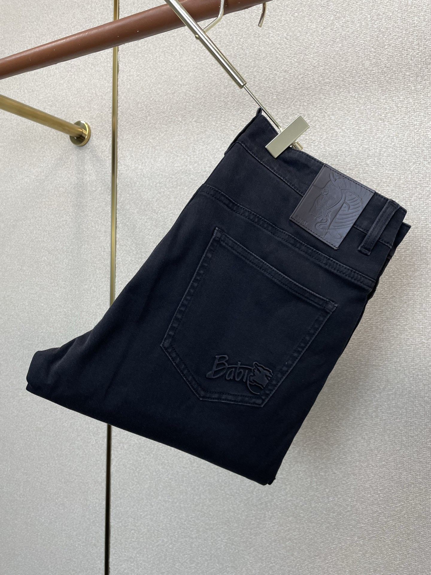 。Burberry巴宝莉💥独家专供新款休闲牛仔裤👖高端版本！专柜定制面料 透气舒适度高，细节无可挑剔，品