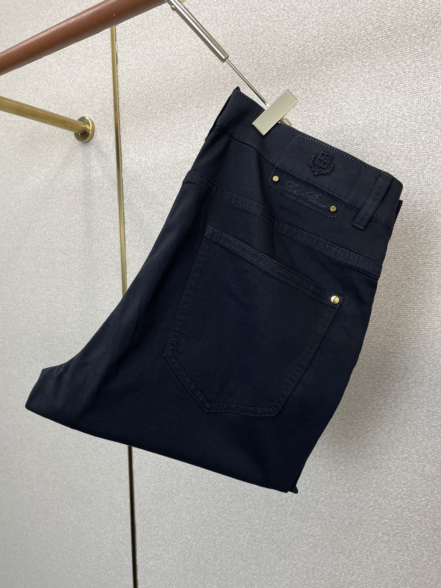 NO:913859,.LP-Loro Piana is a high-end version of the new casual jeans that everyone will buy!  Custom-made fabrics at the counter are highly breathable and comfortable, with impeccable details and brand element design concepts, reflecting high quality. It feels delicate and soft!  It presents a casual cut and the upper body shape is awesome!  Code number 30-38,,loro piana,loro piana,jeans,19860909.LP-Loro Piana诺悠翩雅砸锅卖铁都要上的新款新款休闲牛仔裤高端版本！专柜定制面料 透气舒适度高,细节无可挑剔,品牌元素设计理念,体现高品质.手感细腻柔软！呈现休闲裁剪,上身版型超赞！码数30-38,,loro piana,loro piana,jeans,,Men's clothing
