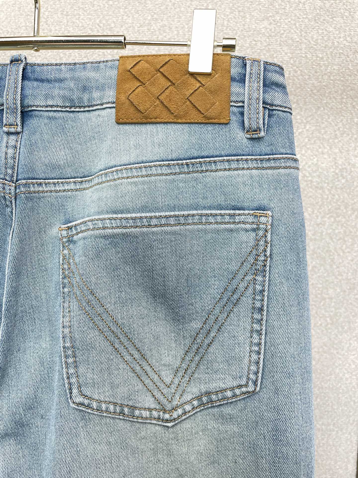 。Bottega Veneta葆蝶家💥独家专供新款休闲牛仔裤👖高端版本！专柜定制面料 透气舒适度高，细节