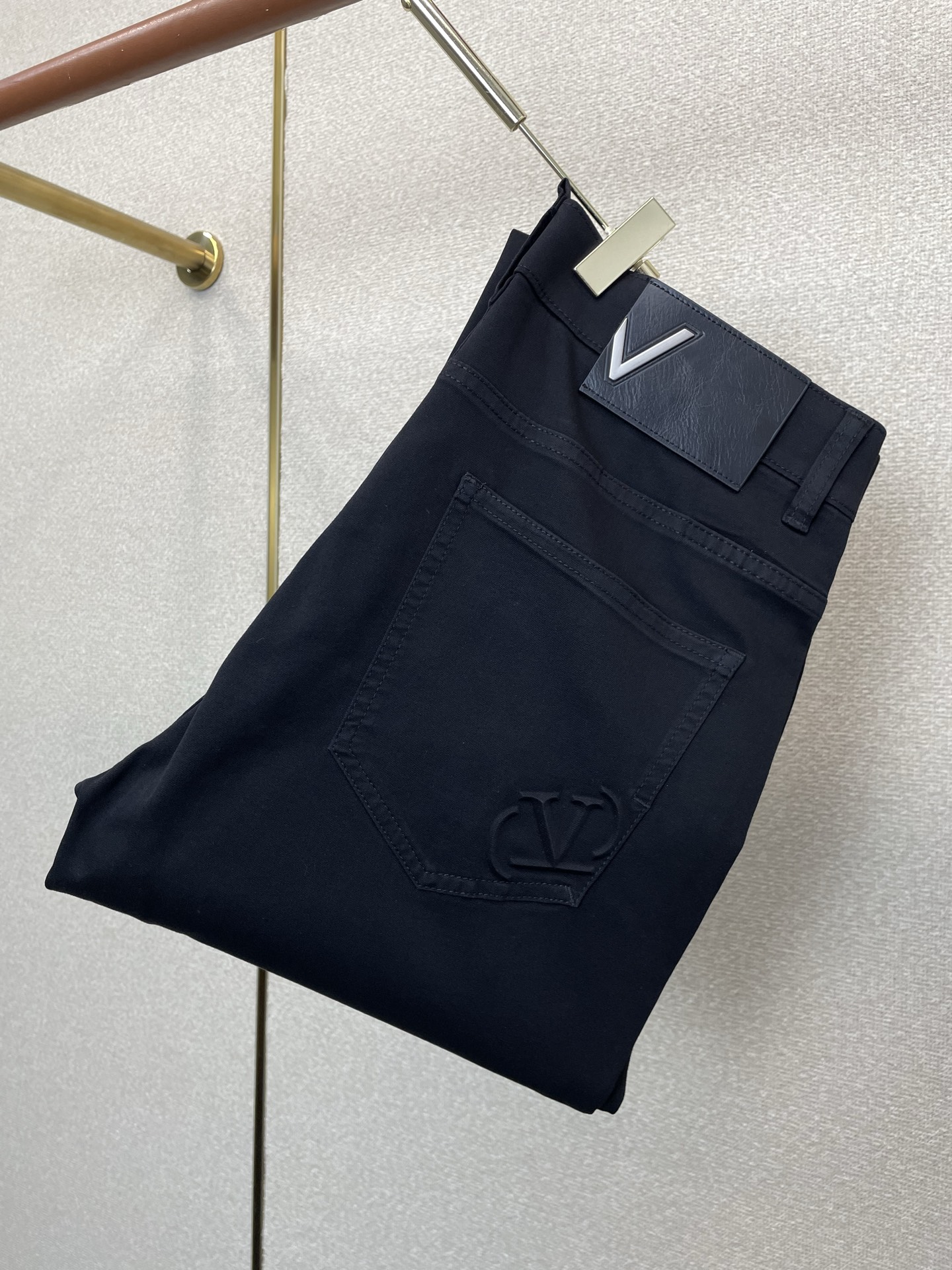 NO:913865,.Valentino’s new high-end version of casual jeans is a must-have.  Custom-made fabrics at the counter are highly breathable and comfortable, with impeccable details and brand element design concepts, reflecting high quality. It feels delicate and soft!  It presents a casual cut and the upper body shape is awesome!  Code number 29-38,,valentino,valentino,jeans,19860909.Valentino华伦天奴砸锅卖铁都要上的新款新款休闲牛仔裤高端版本！专柜定制面料 透气舒适度高,细节无可挑剔,品牌元素设计理念,体现高品质.手感细腻柔软！呈现休闲裁剪,上身版型超赞！码数29-38,,valentino,valentino,jeans,,Men's clothing