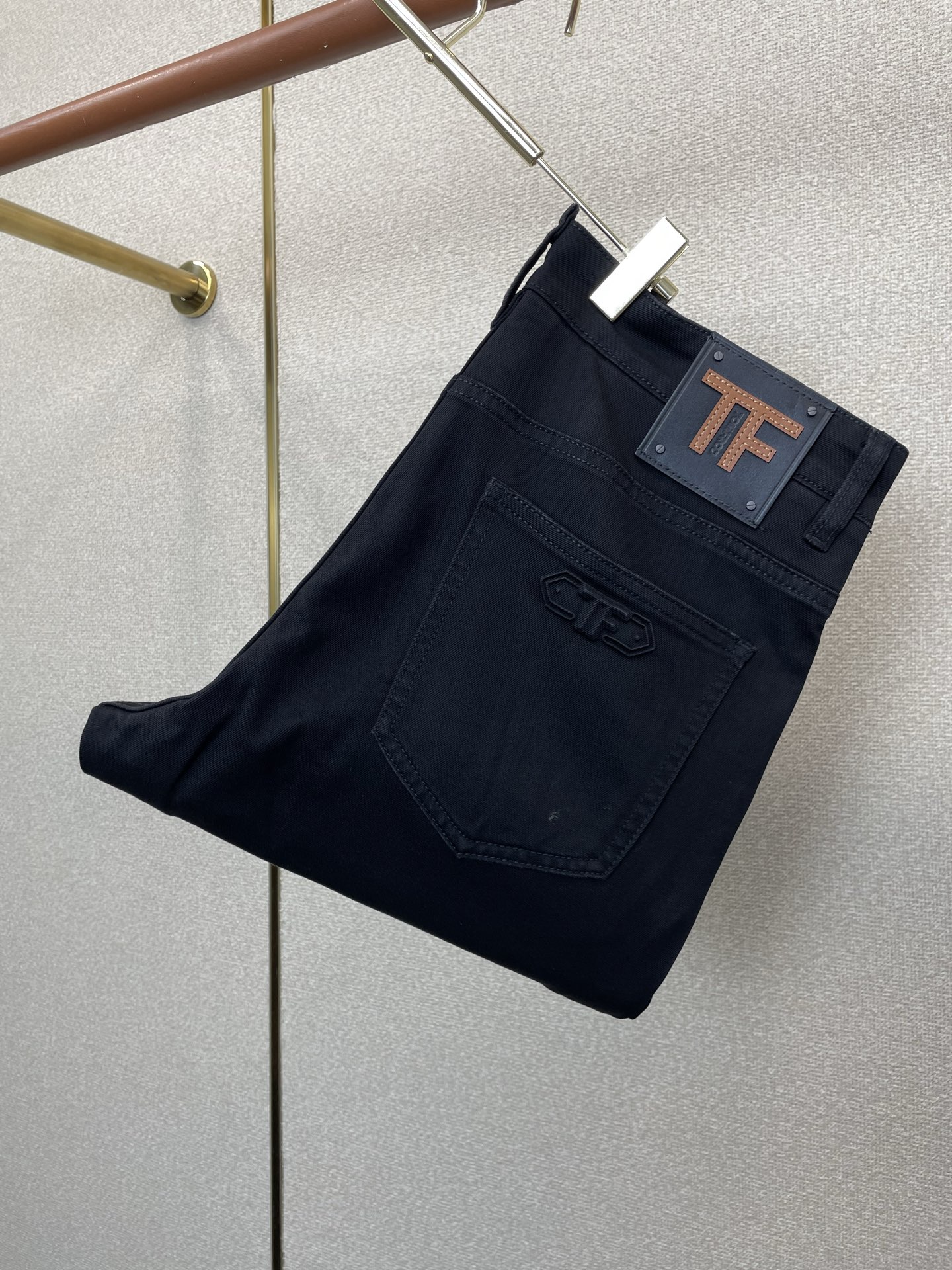 NO:913871,.TOM FORD is a high-end version of the new casual jeans that Tom Ford is willing to sell everything on!  Custom-made fabrics at the counter are highly breathable and comfortable, with impeccable details and brand element design concepts, reflecting high quality. It feels delicate and soft!  It presents a casual cut and the upper body shape is awesome!  Code number 29-38,,tom ford,jeans,19860909.TOM FORD汤姆布特砸锅卖铁都要上的新款新款休闲牛仔裤高端版本！专柜定制面料 透气舒适度高,细节无可挑剔,品牌元素设计理念,体现高品质.手感细腻柔软！呈现休闲裁剪,上身版型超赞！码数29-38,,tom ford,jeans,,Men's clothing