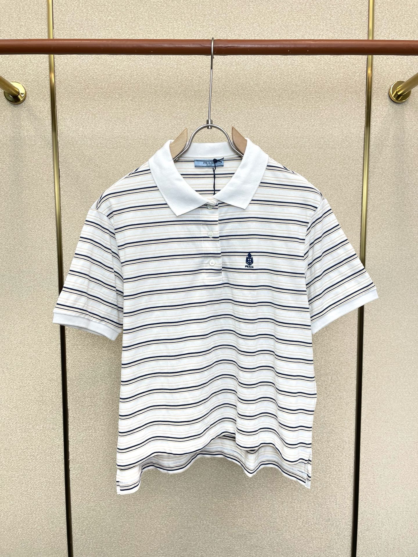 Prada普拉达👚砸锅卖铁都要上的新款👚新款女装休闲短袖 高端版本！独特设计 专柜定制面料 透气舒适度高