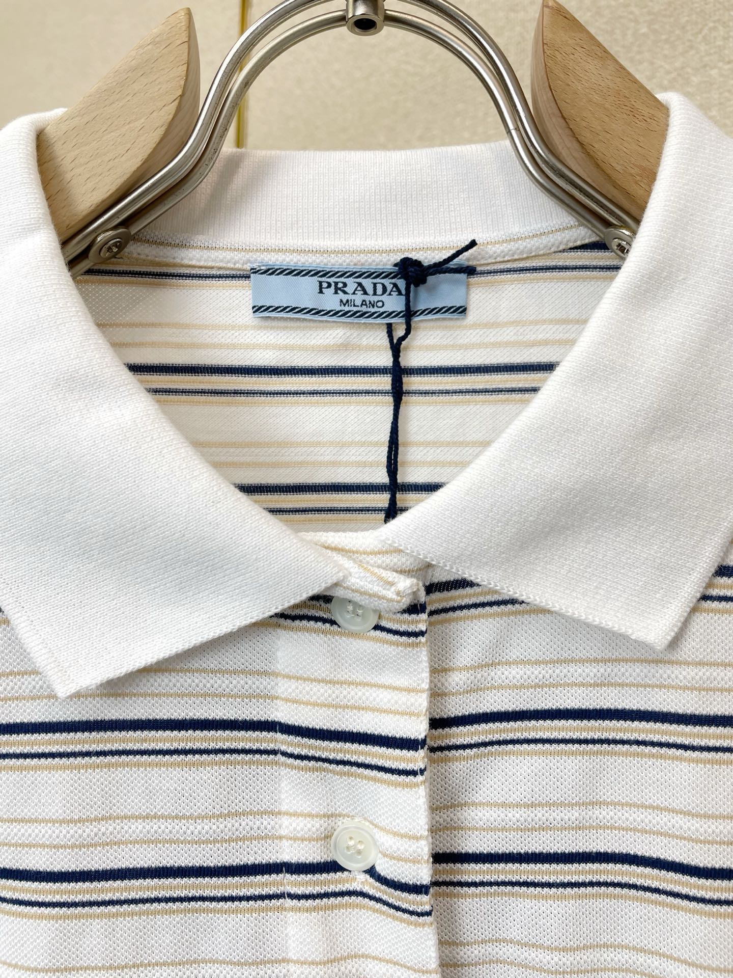 Prada普拉达👚砸锅卖铁都要上的新款👚新款女装休闲短袖 高端版本！独特设计 专柜定制面料 透气舒适度高