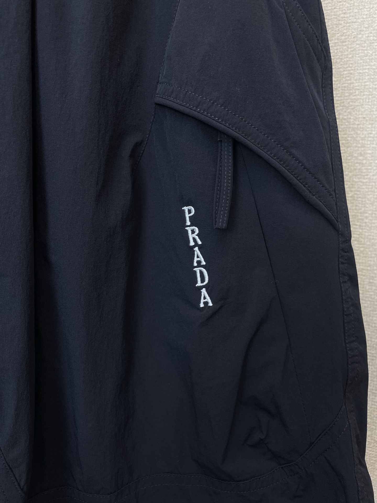 。Prada普拉达💥独家专供新款休闲短裤🩳高端版本！专柜定制面料 透气舒适度高，细节无可挑剔，品牌元素设