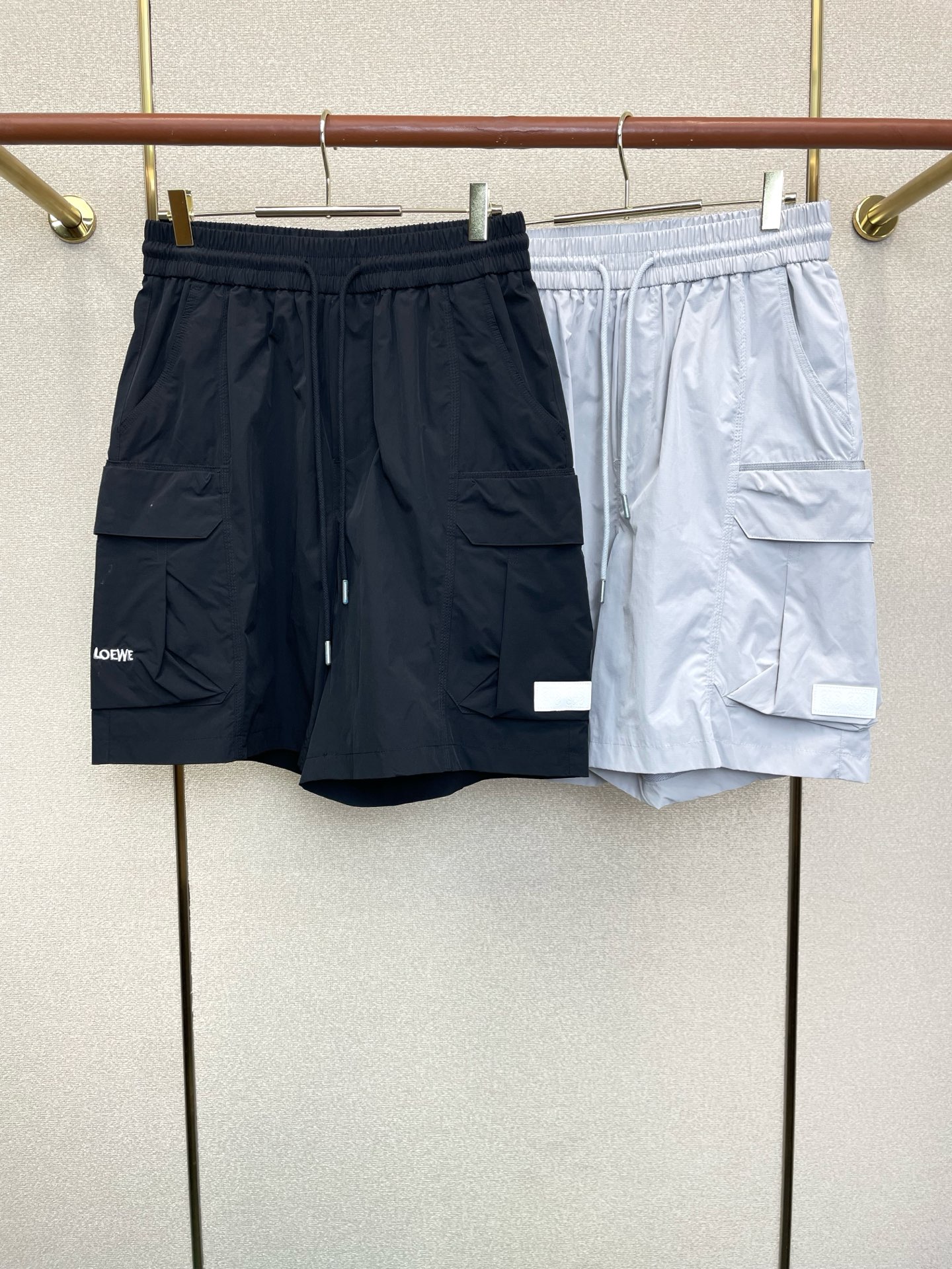 。LOEWE罗意威💥独家专供新款休闲短裤🩳高端版本！专柜定制面料 透气舒适度高，细节无可挑剔，品牌元素设