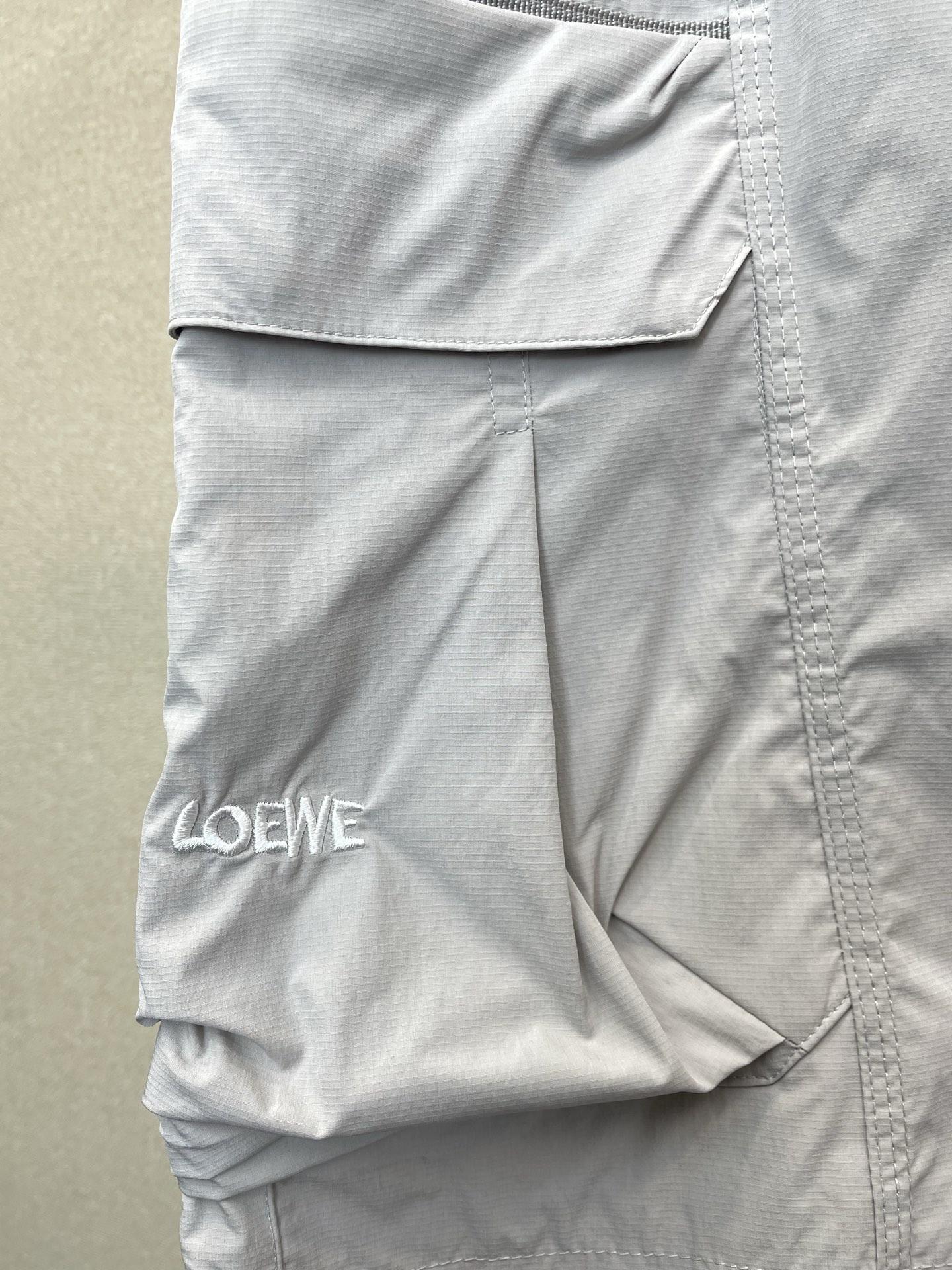 。LOEWE罗意威💥独家专供新款休闲短裤🩳高端版本！专柜定制面料 透气舒适度高，细节无可挑剔，品牌元素设